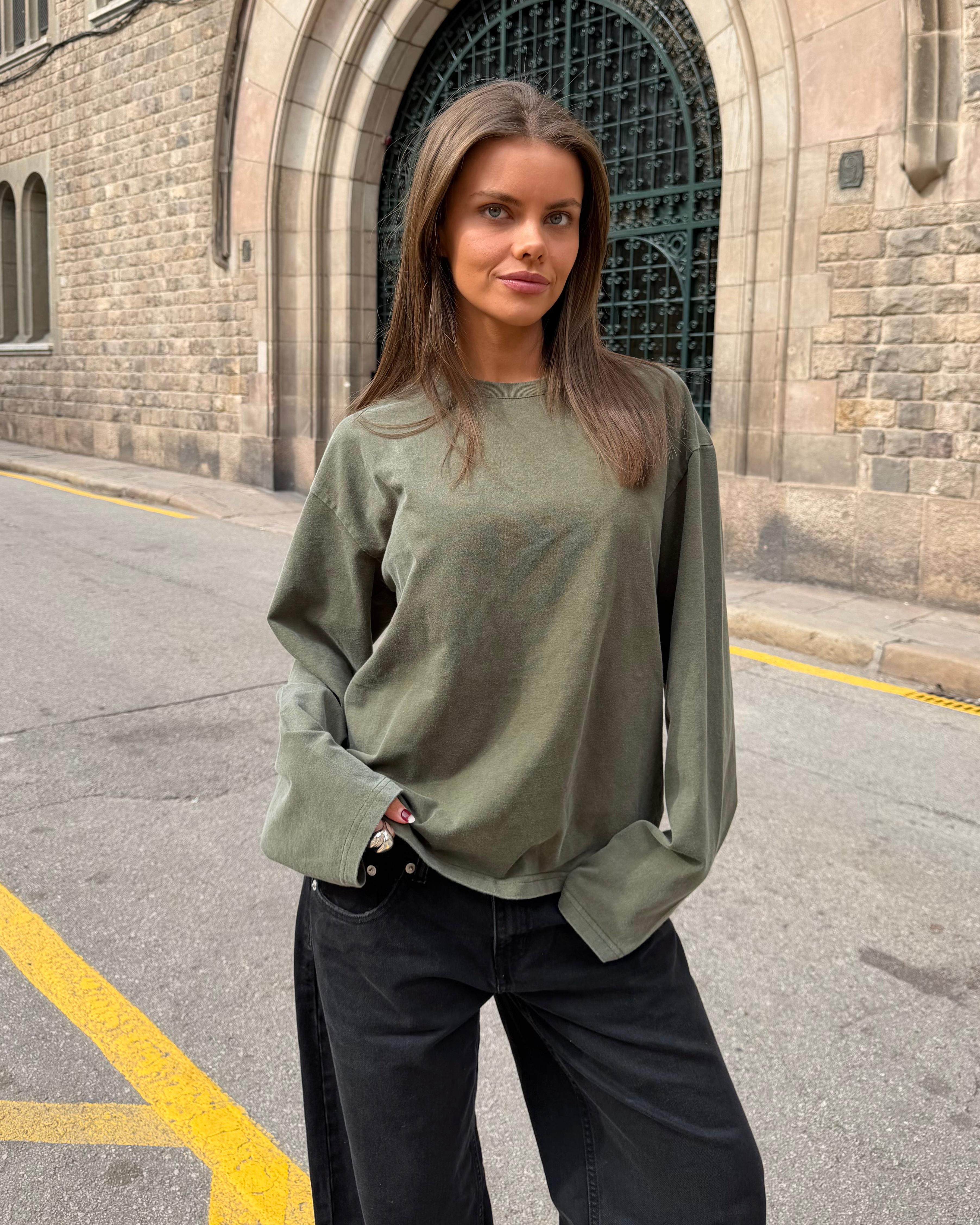 Oversize langærmet Mynte tee i vasket armygrøn bomuld med vintage look