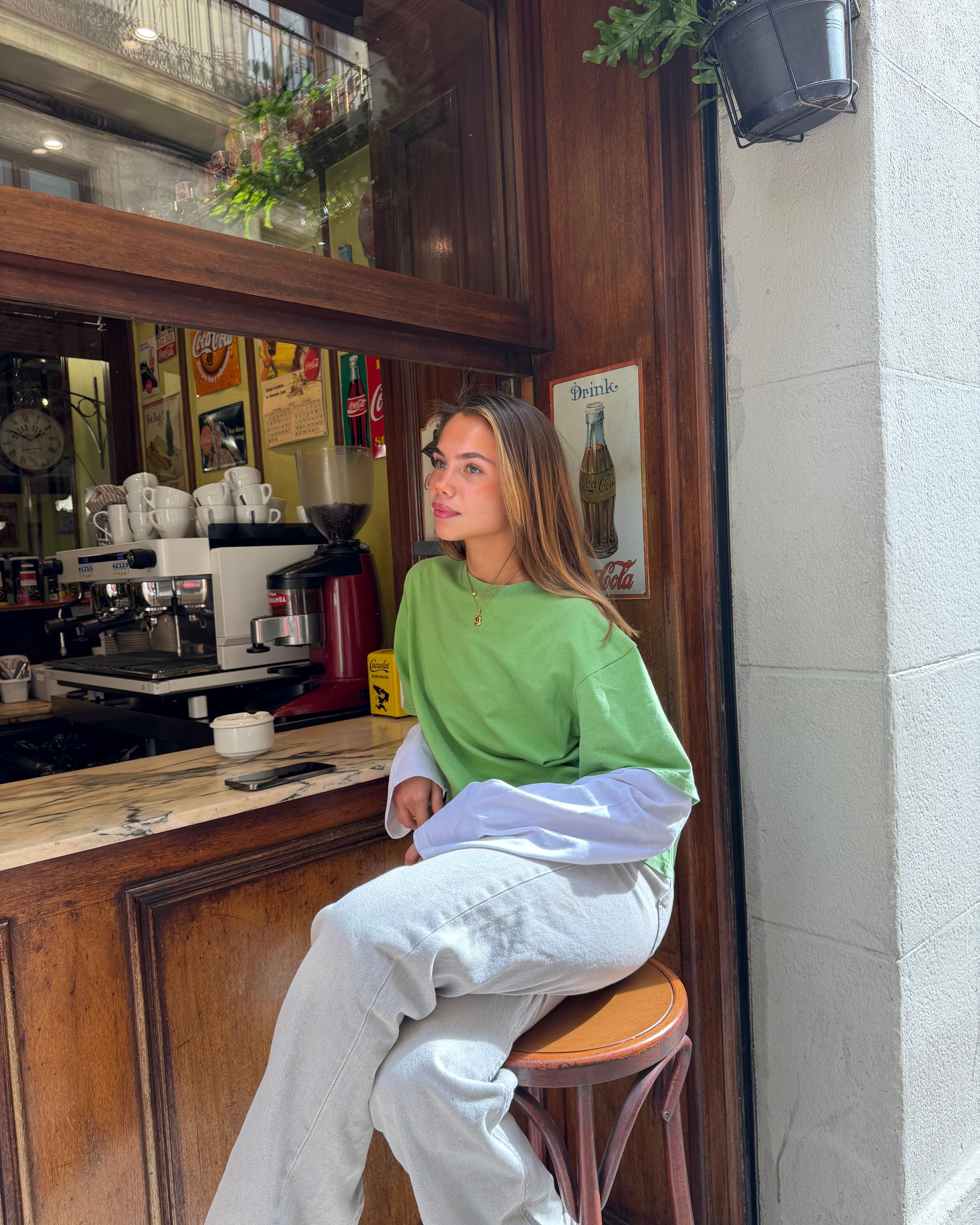 Oversize Alvia layered tee i matcha grøn og hvid bomuld på en café
