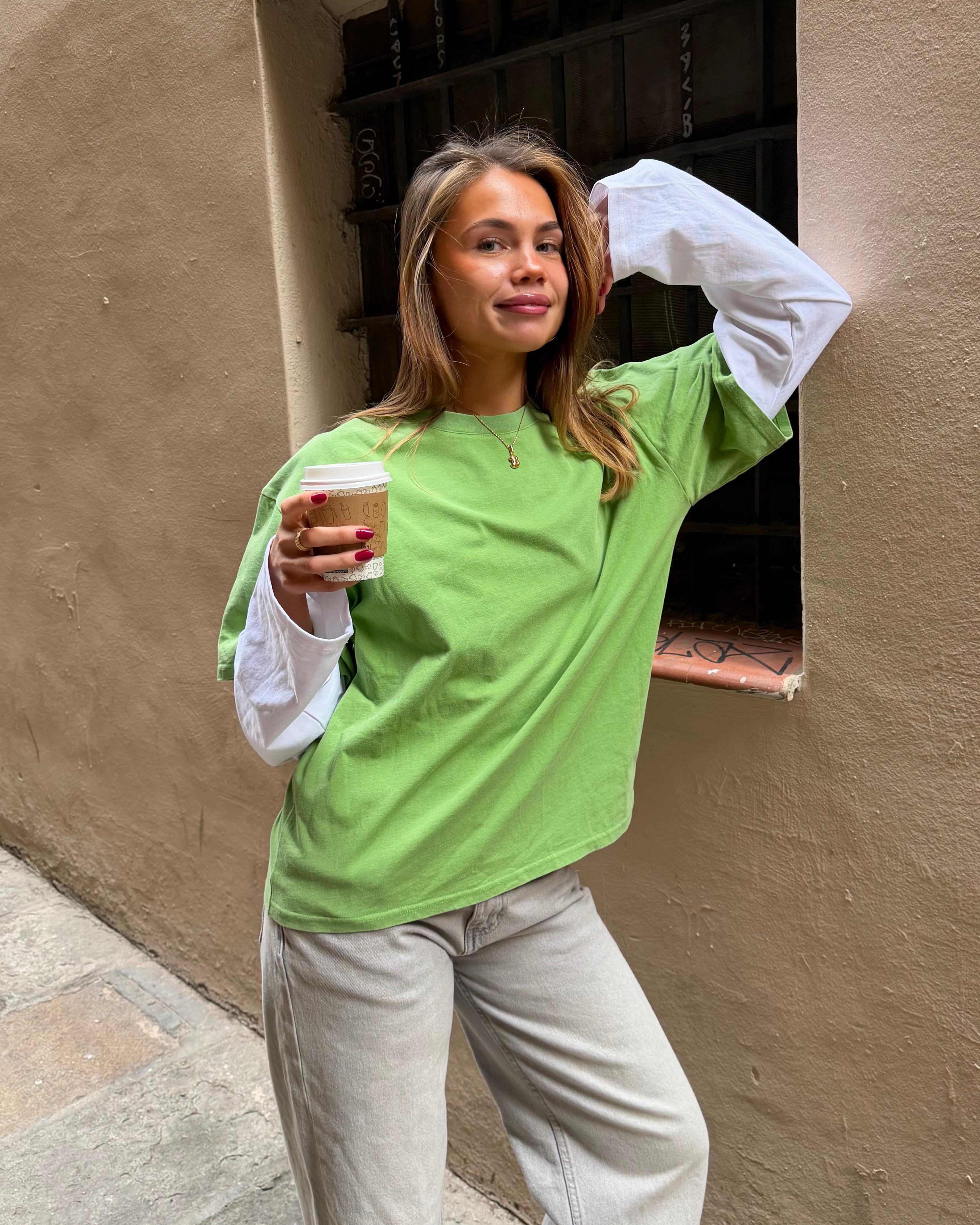 Alvia layered tee i matcha grøn og hvid bomuld med oversize pasform
