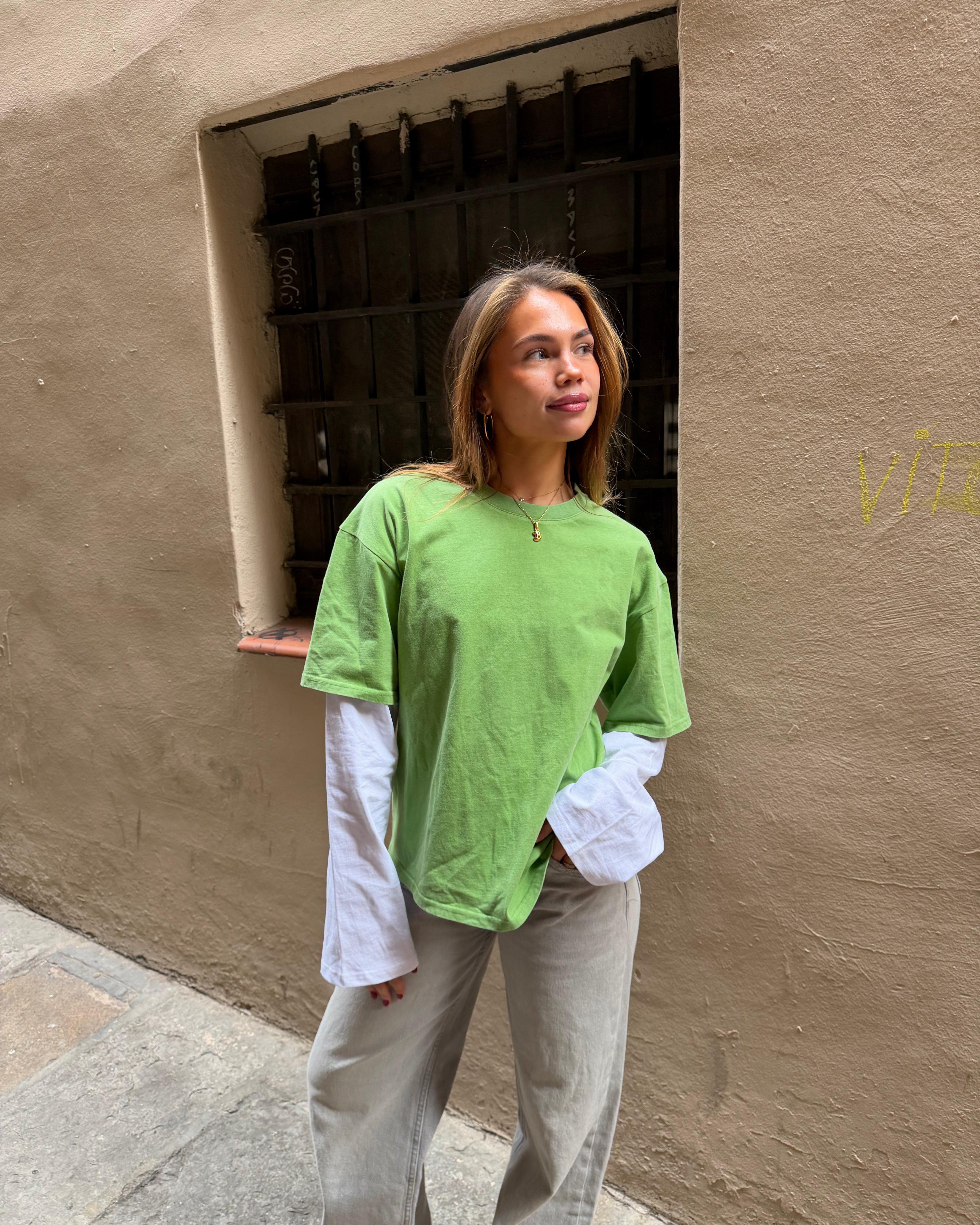 Alvia layered tee i matcha grøn og hvid bomuld med oversize pasform