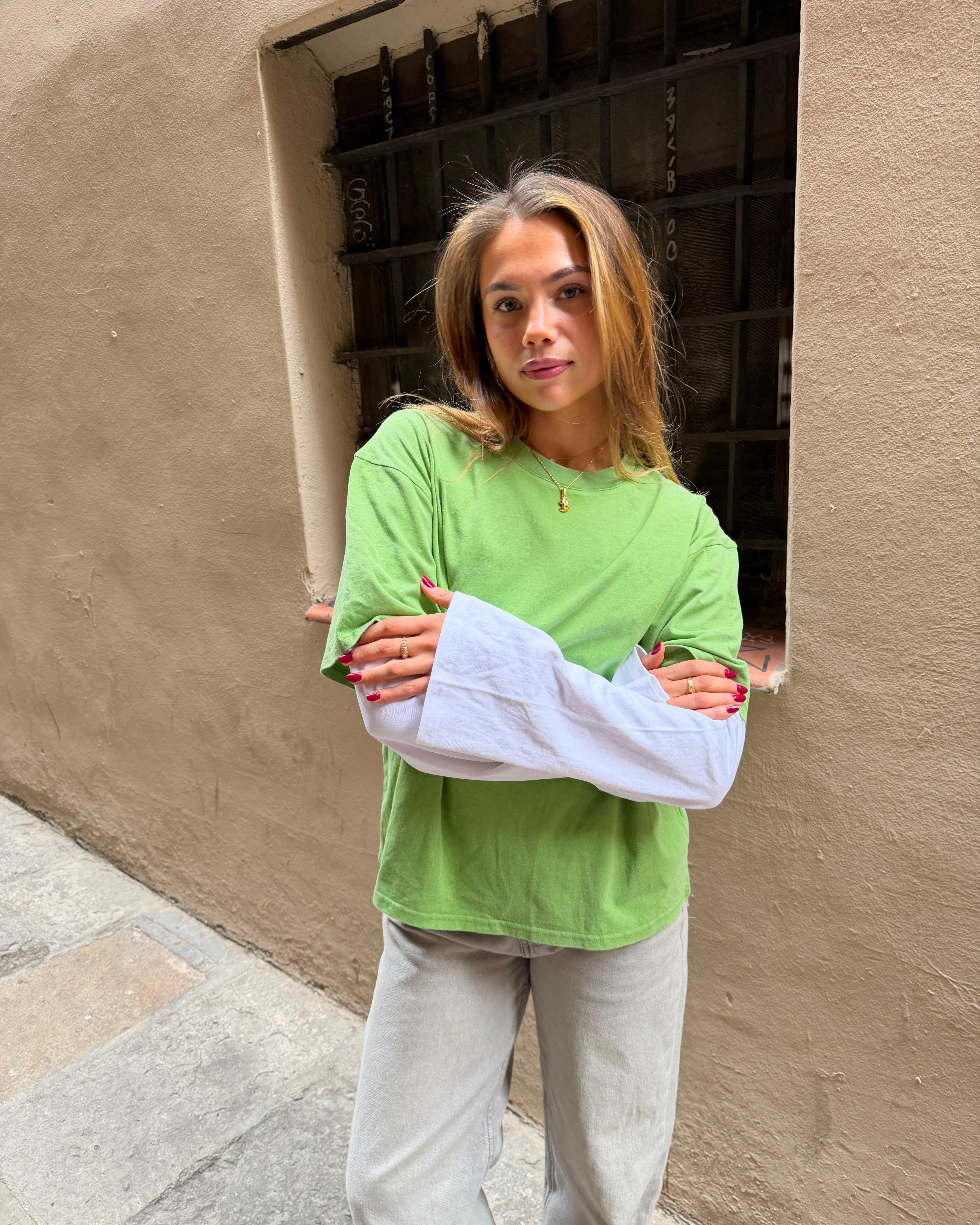 Alvia layered tee i matcha grøn og hvid bomuld med oversize pasform