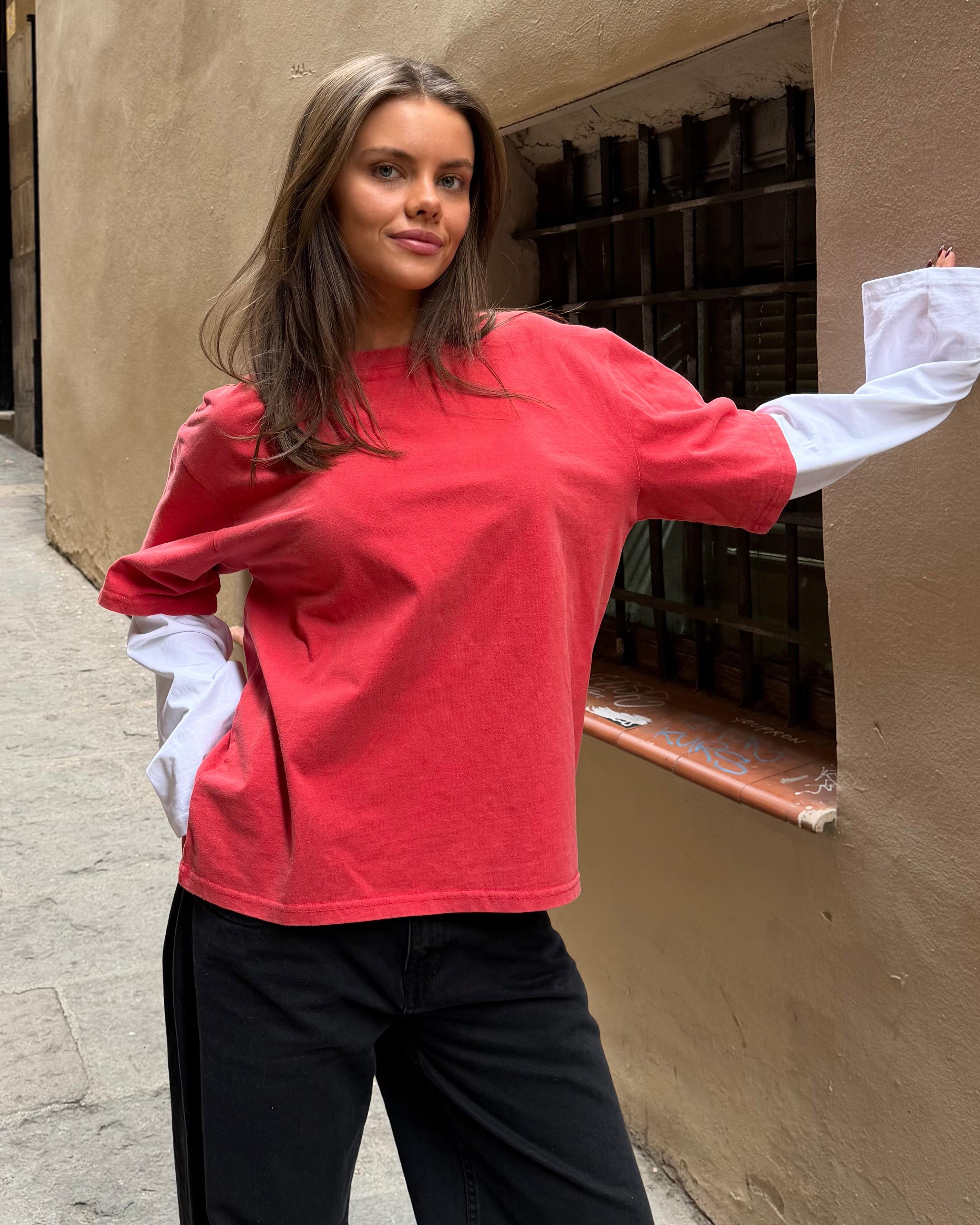 Alvia layered tee i rød og hvid bomuld med oversize pasform