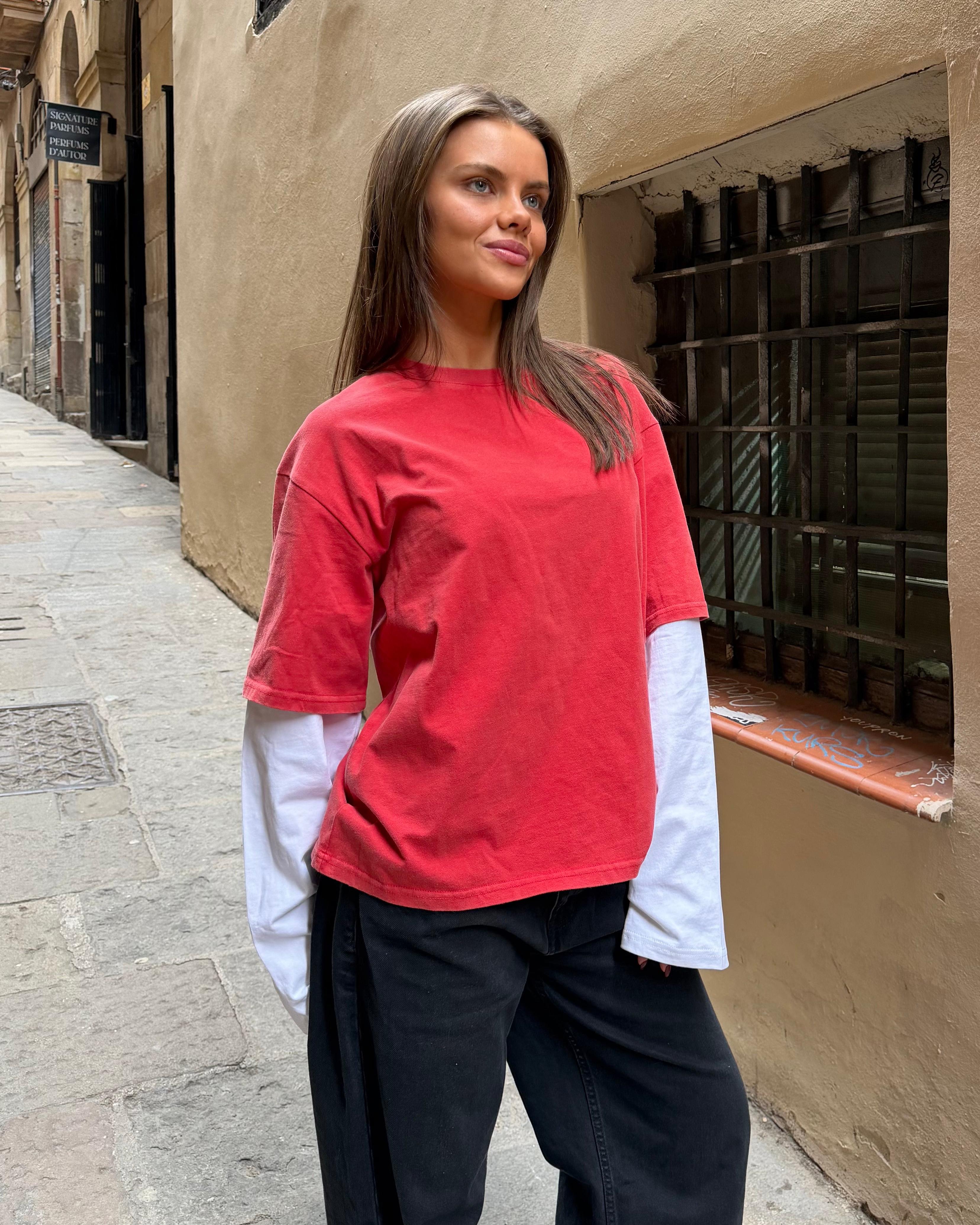 Oversize rød og hvid Alvia layered tee i bomuld på en model