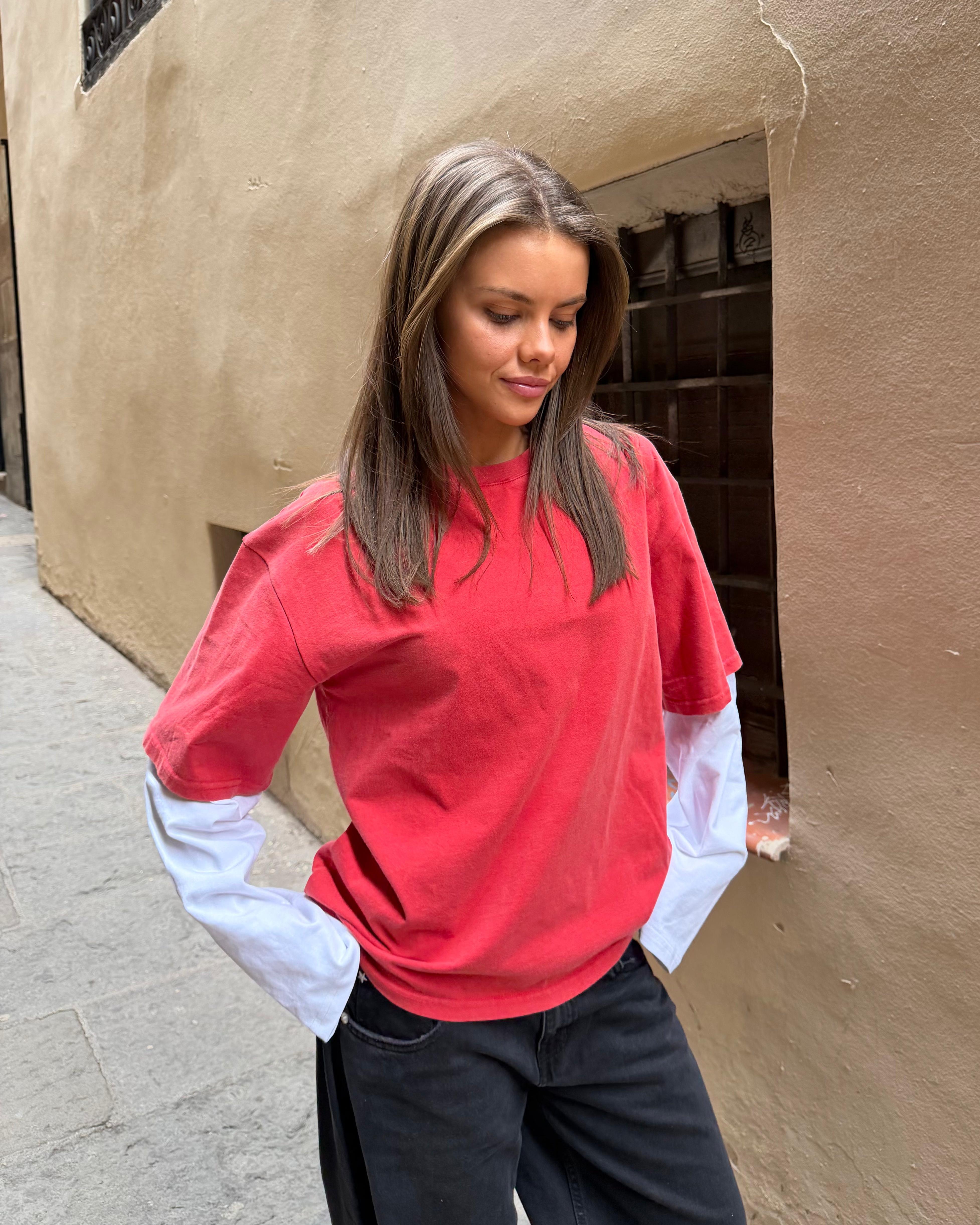 Alvia layered tee i rød og hvid bomuld med oversize pasform