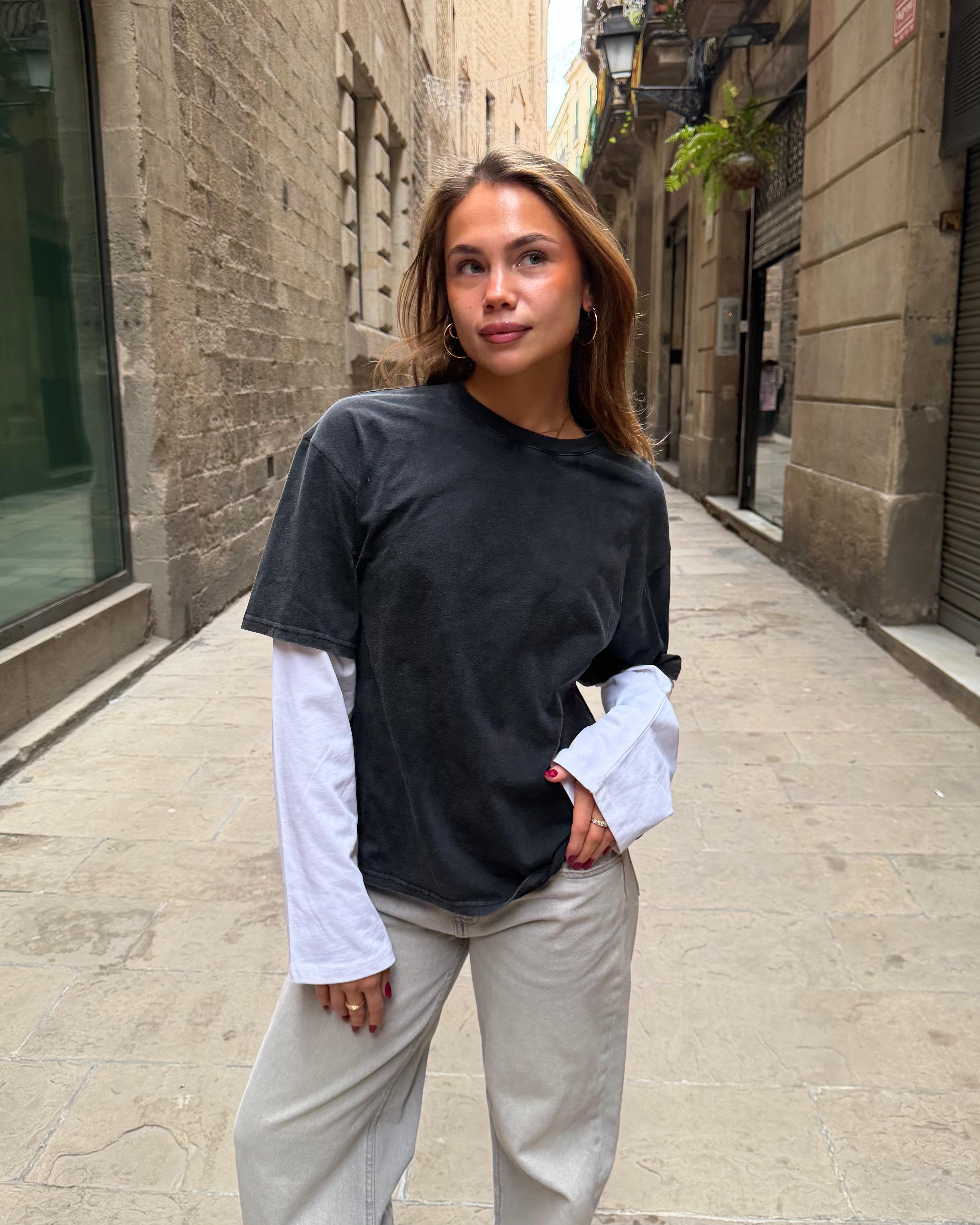 Oversize sort og hvid Alvia layered tee i bomuld med lange ærmer