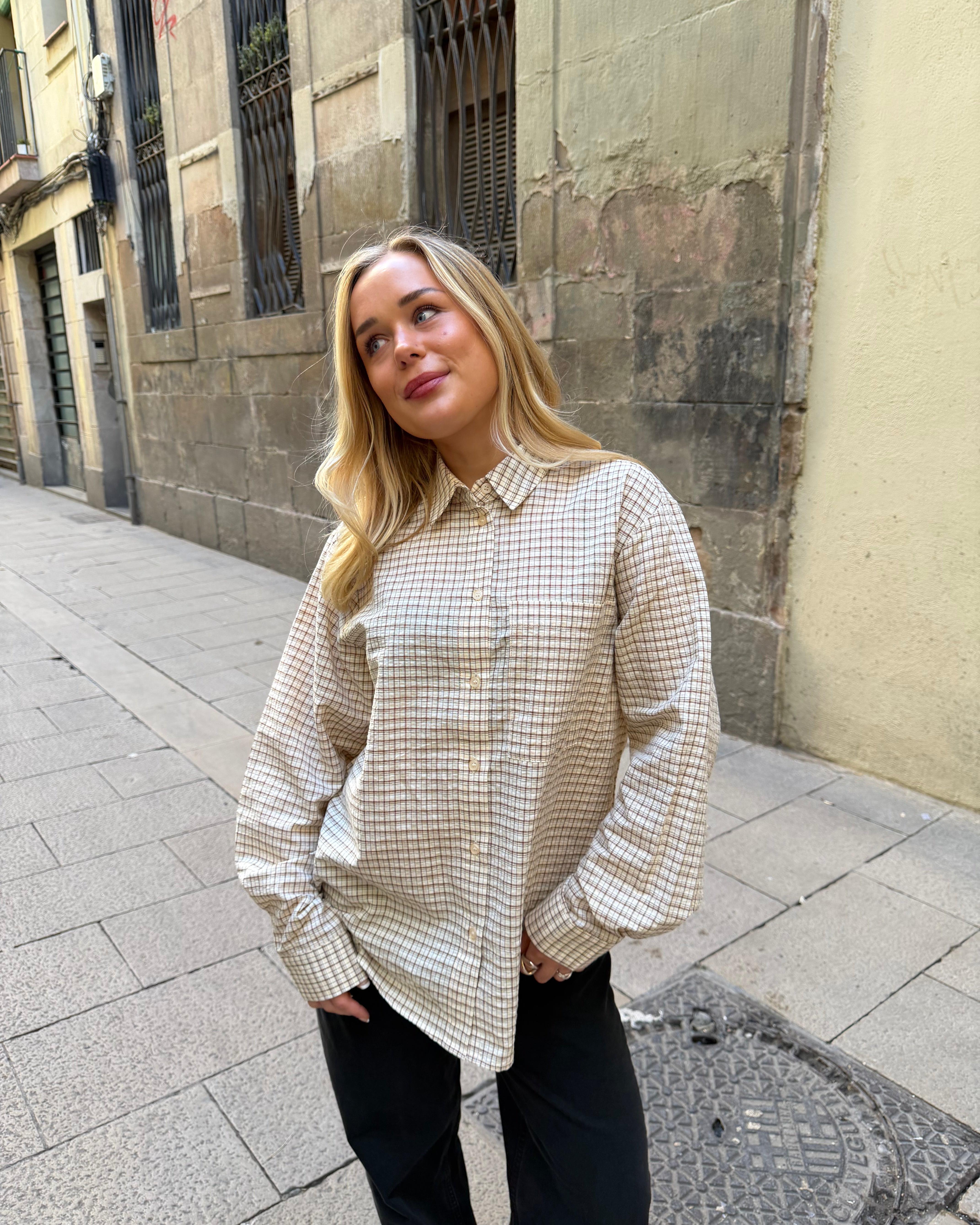 Ternet Neo boxfit skjorte i sand og brun med oversized pasform