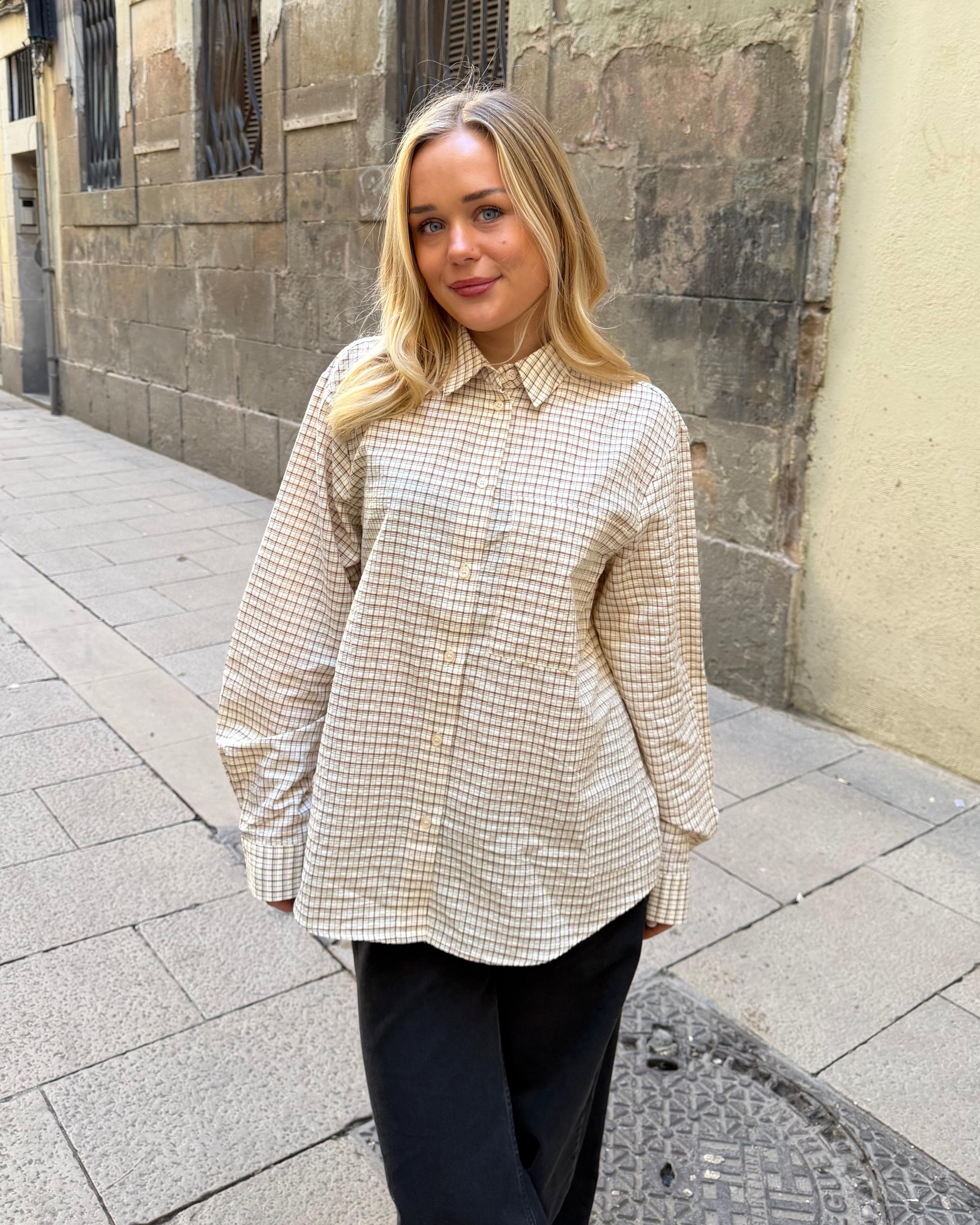 Oversized ternet boxfit skjorte i sand og brun med lange ærmer fra Din Vintage Shop.