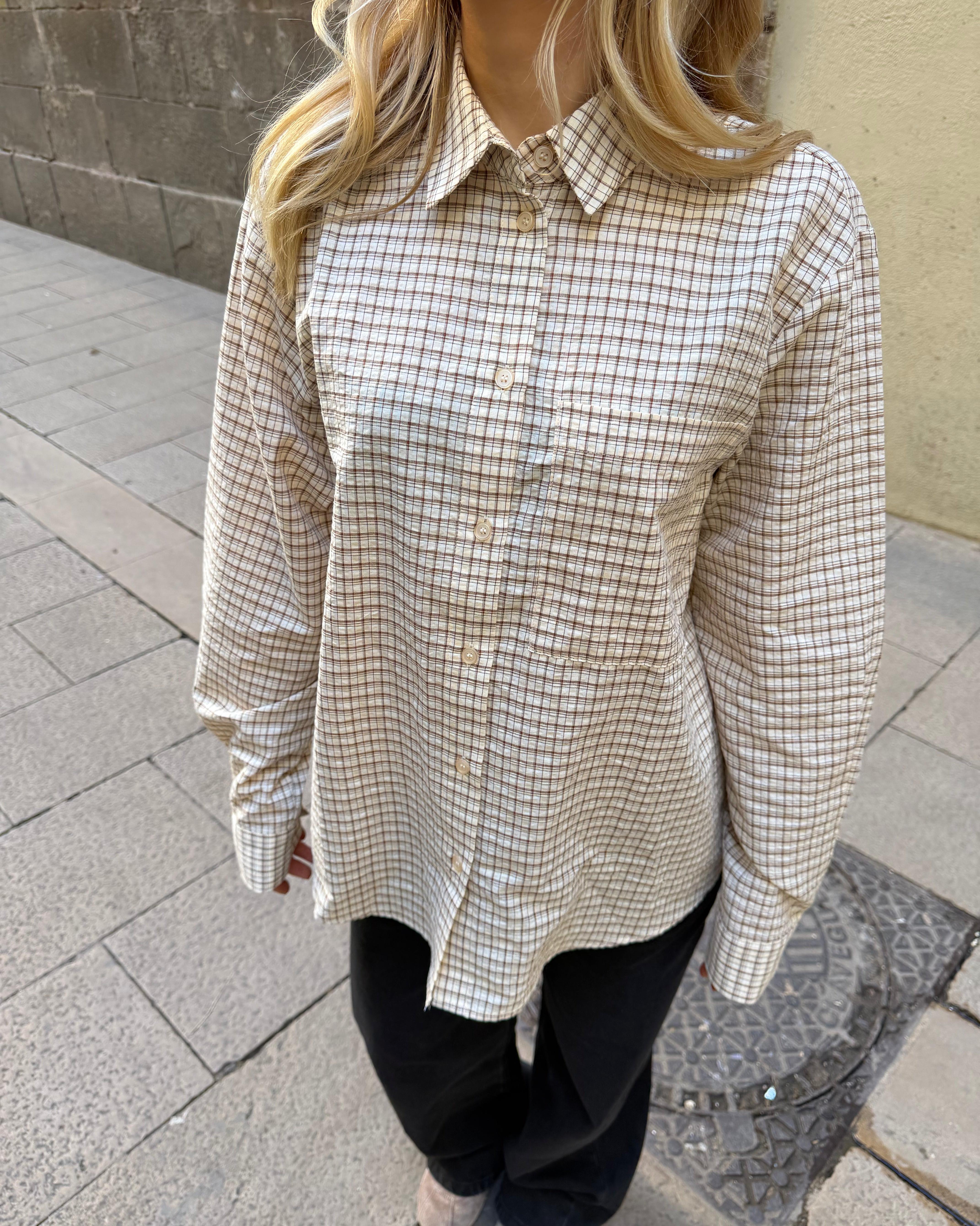 Ternet boxfit skjorte i sand og brun med lange ærmer og oversized pasform