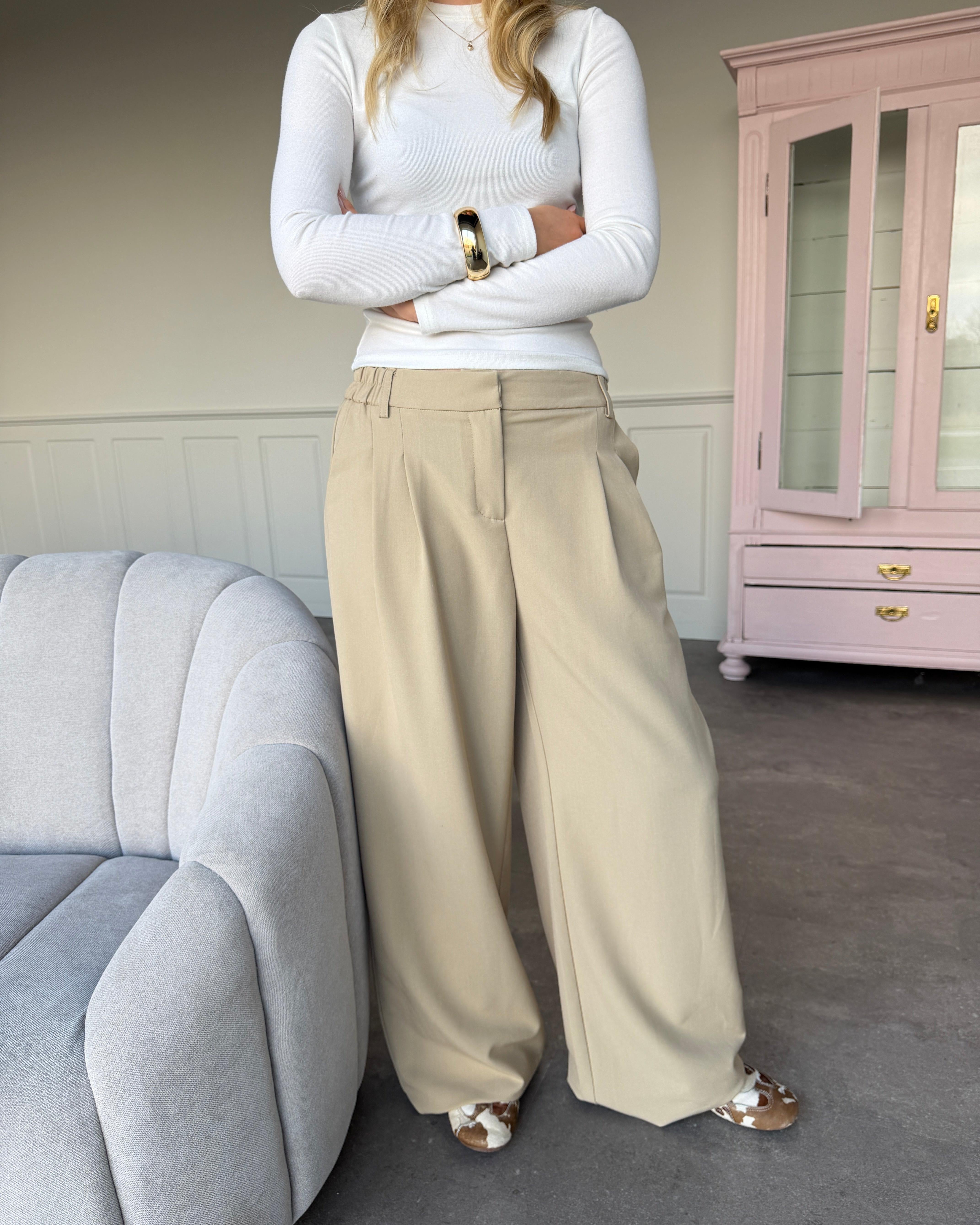 Sandfarvede Aia baggy suit pants med løs pasform og lav talje
