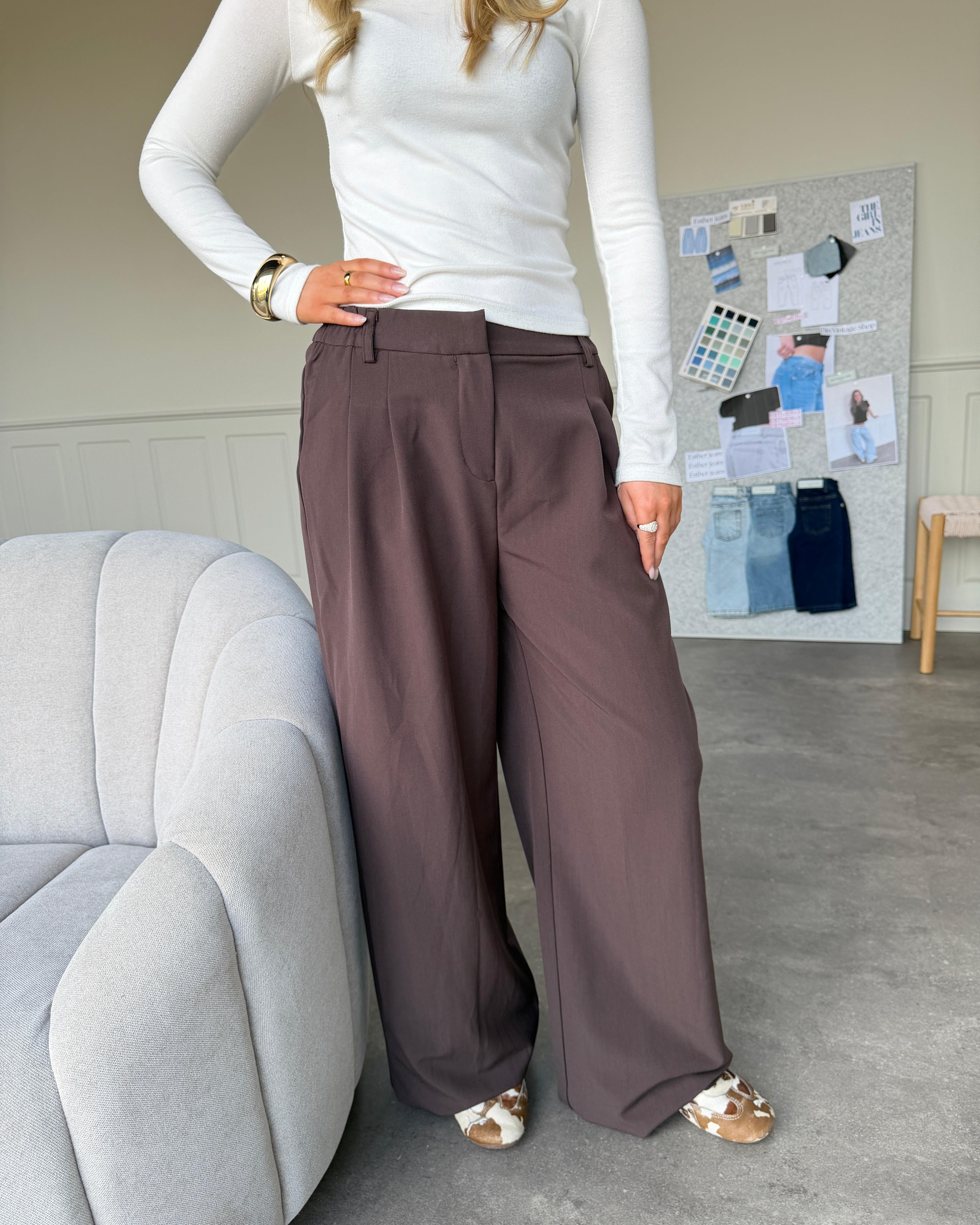 Brune, løstsiddende og baggy Aia suit pants med lav talje fra Din Vintage Shop.