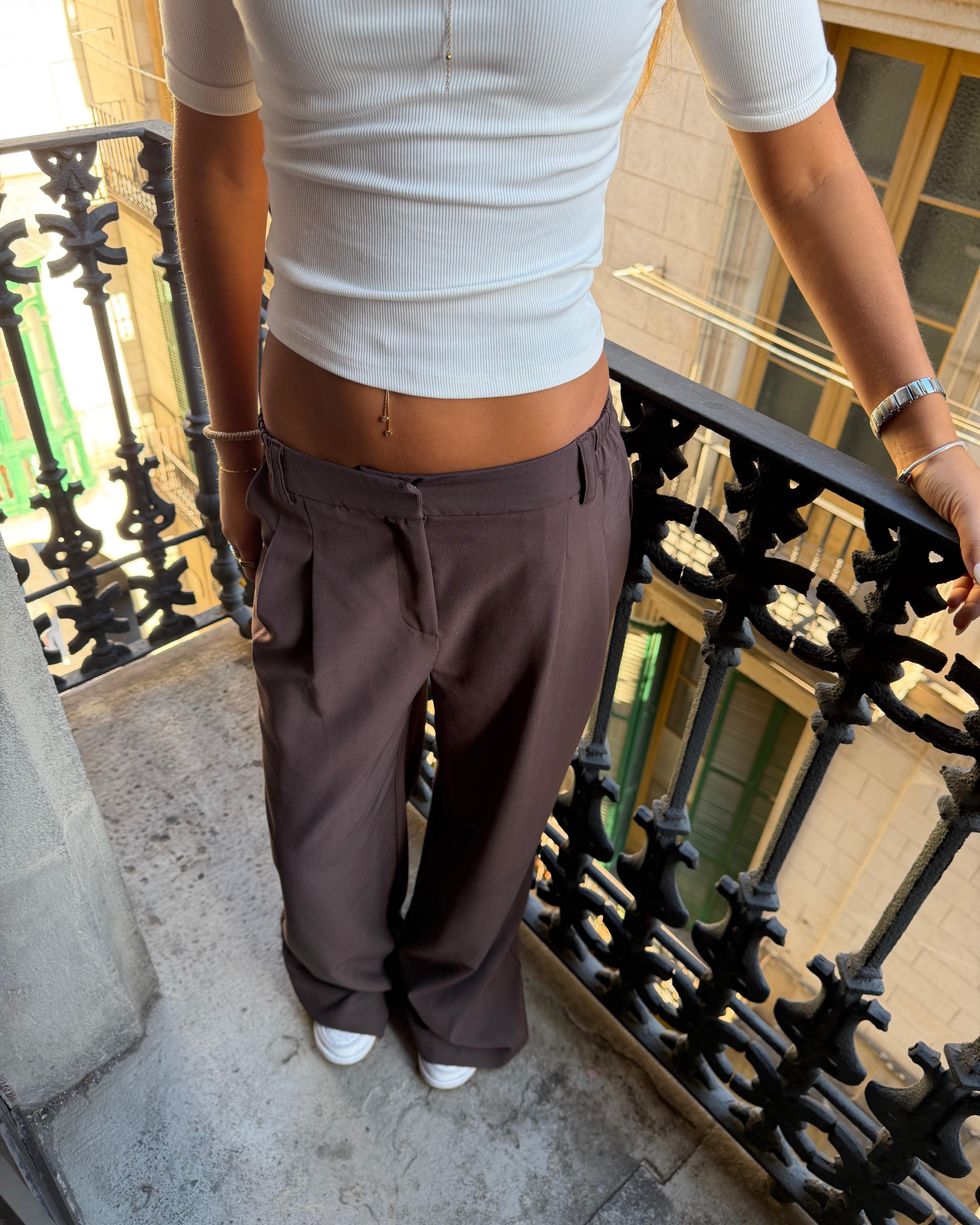 Brune, løstsiddende og low-waist Aia baggy suit pants fra Din Vintage Shop.