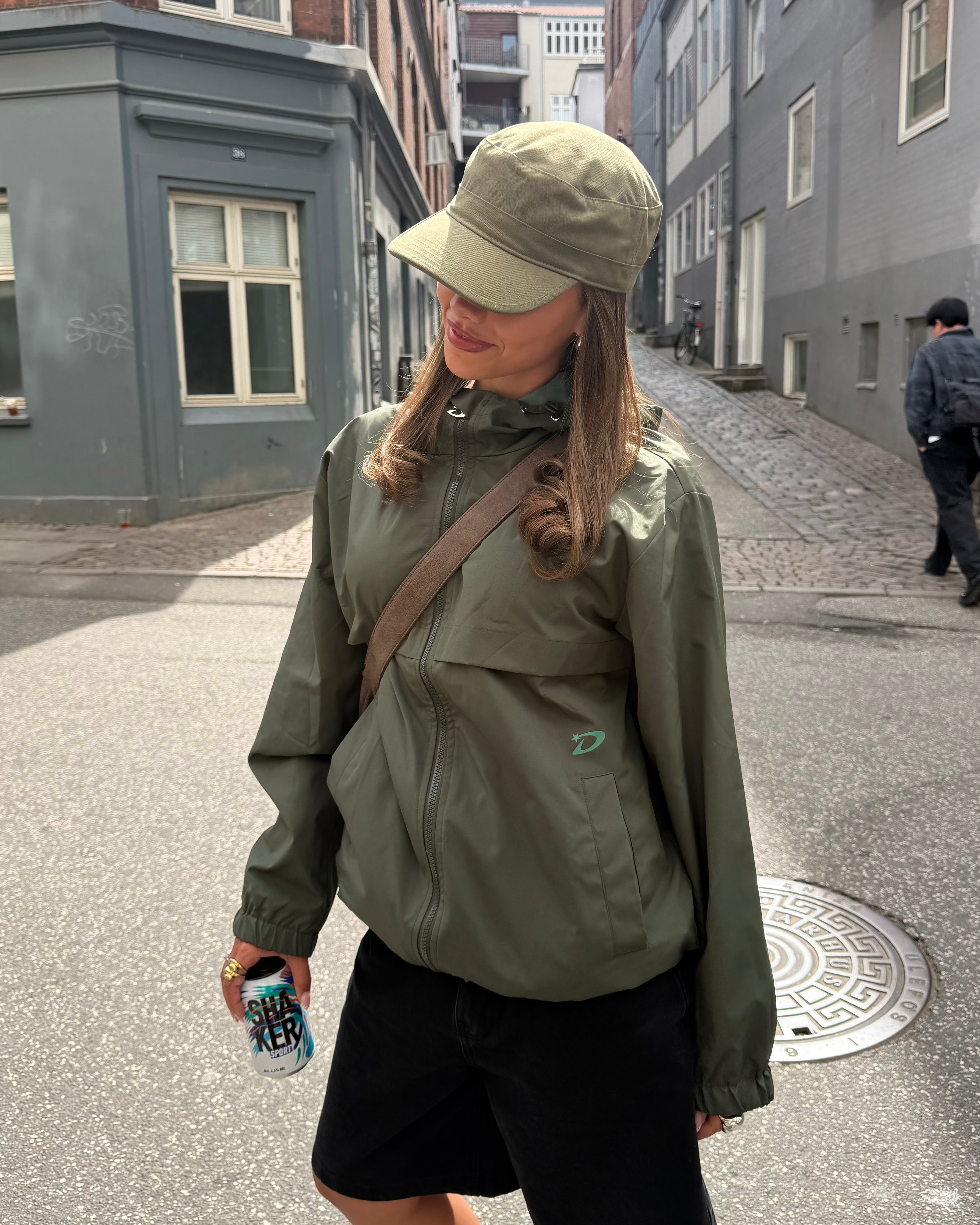 Blød army cap i olivengrøn bomuld stylet med matchende grøn jakke