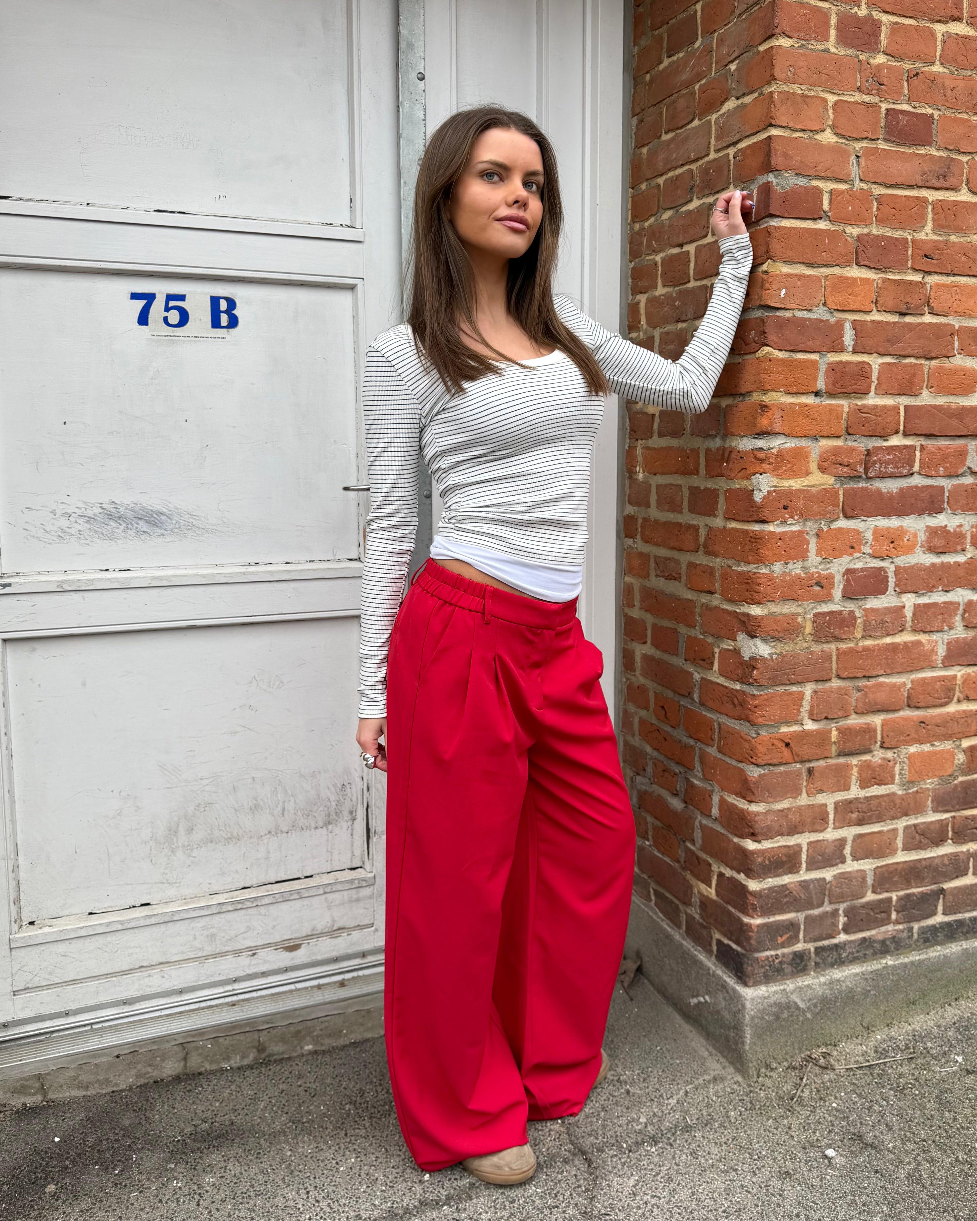 Røde, løstsiddende og baggy Aia suit pants med lav talje og sidelommer