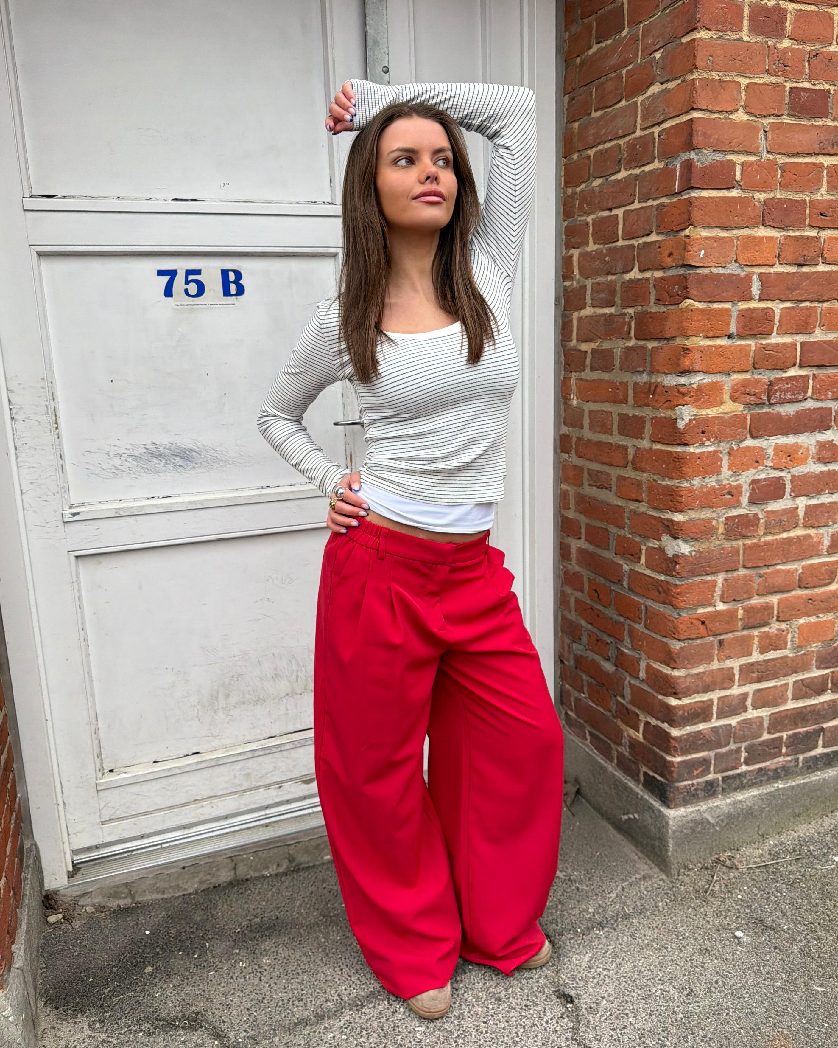 Røde, baggy og low-waist Aia suit pants fra Din Vintage Shop.