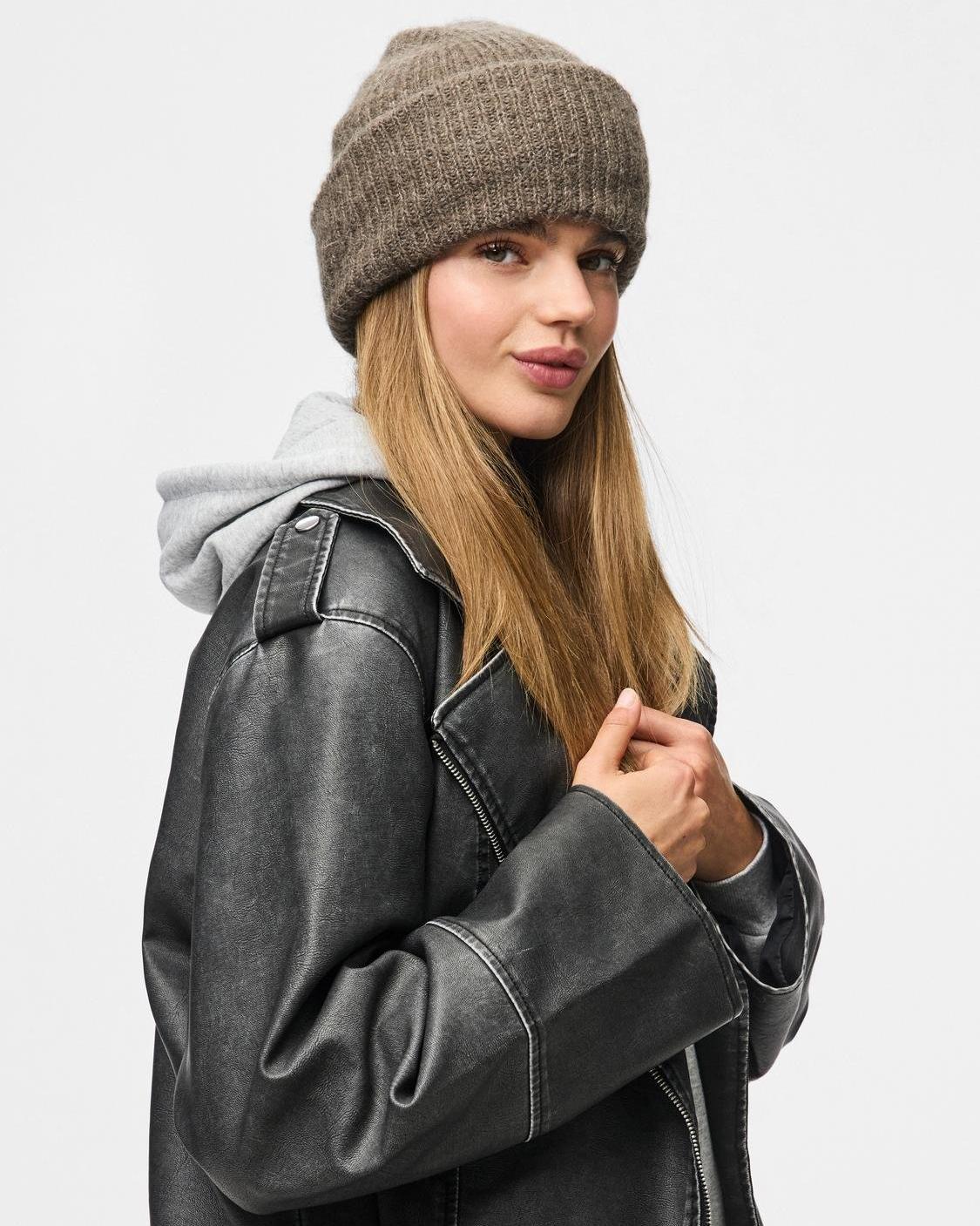 Model med brun, ribstrikket Bera hue i morel-farve fra PIECES