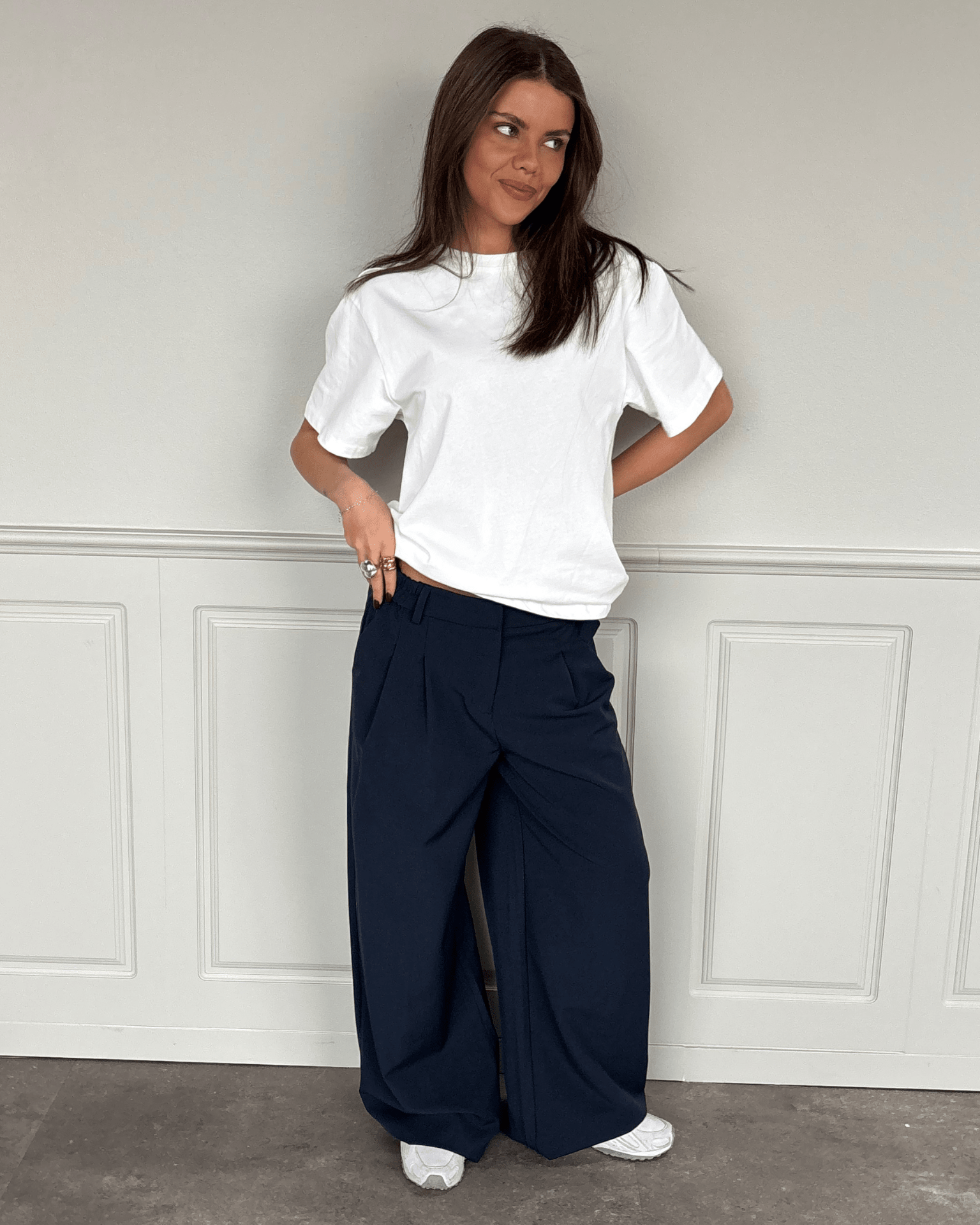 Mørkeblå Aia baggy suit pants med hvid t-shirt
