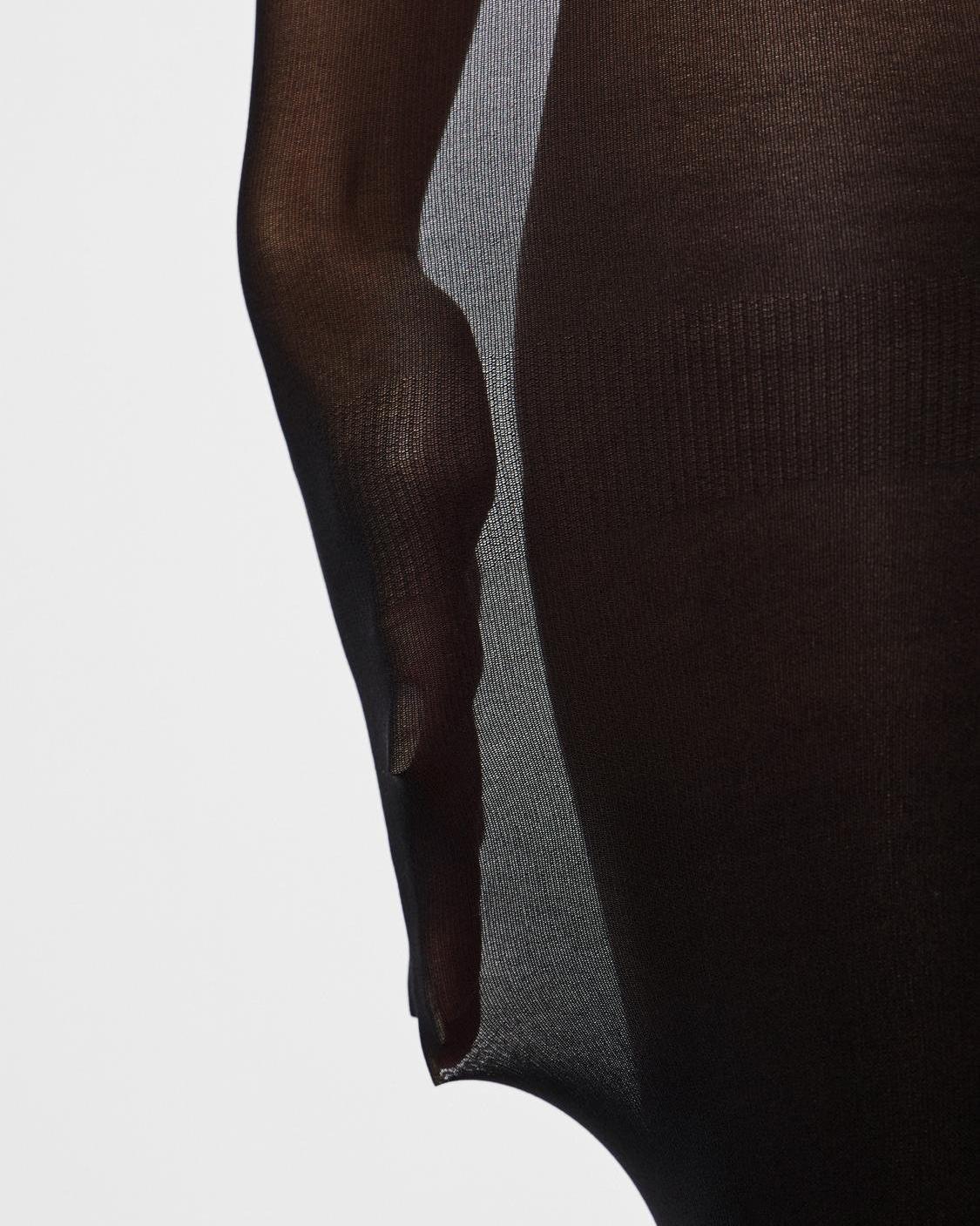 Nærbillede af sorte, semi-transparente Nikoline 90 denier strømpebukser fra PIECES.
