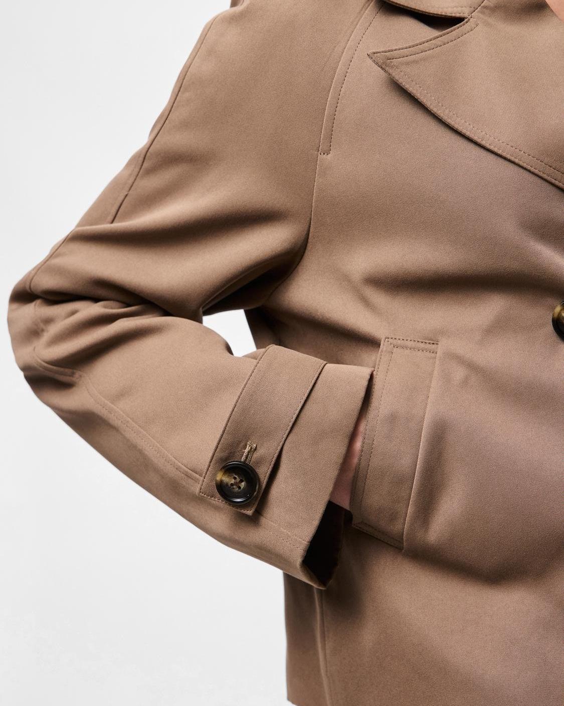 Nærbillede af brun Scarlett kort trenchcoat med ærmestrop og sidelomme