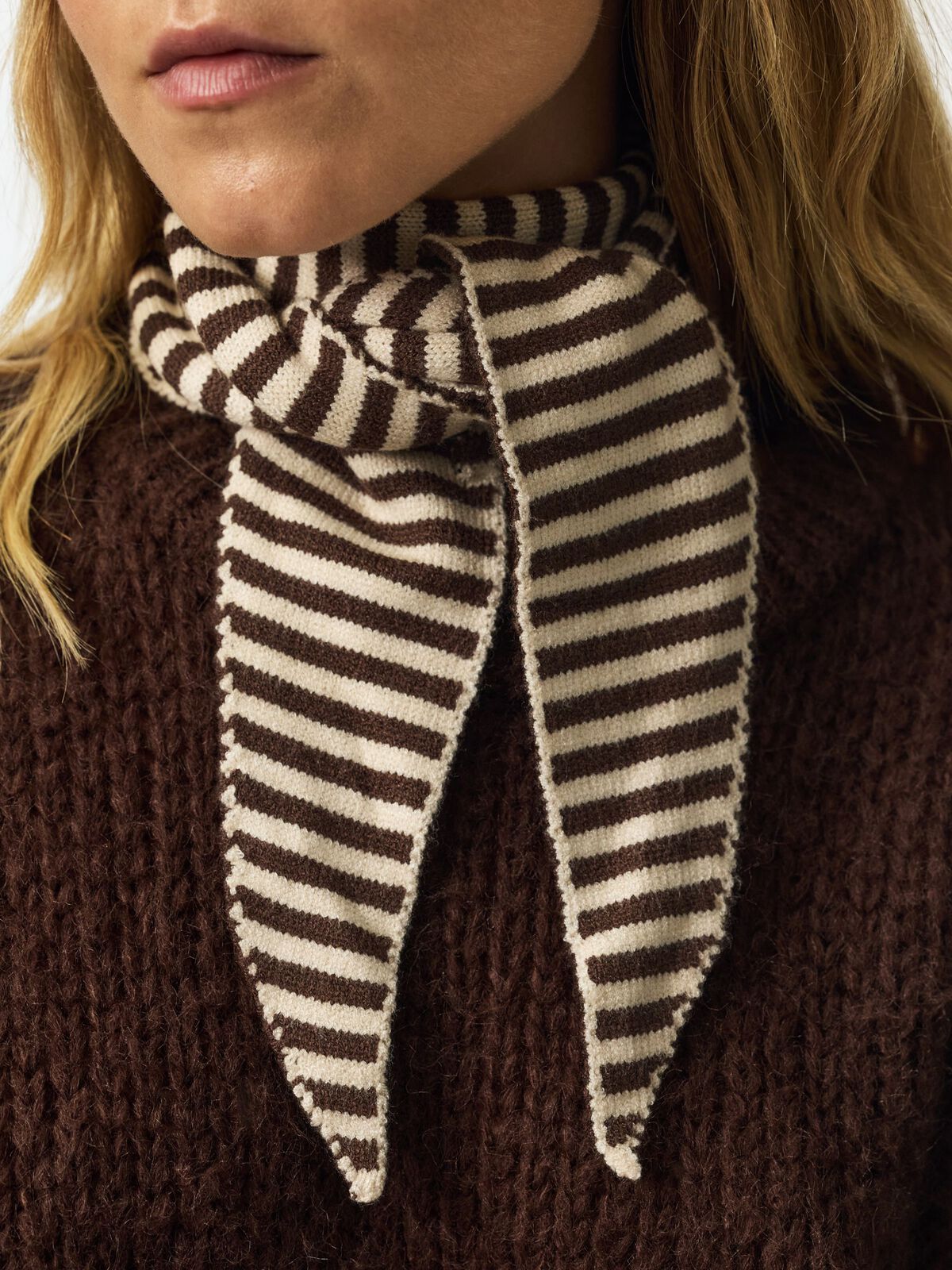 KOMMA TRIANGLE SCARF - HOT FUDGE / WHITECAP - Dinvintageshop