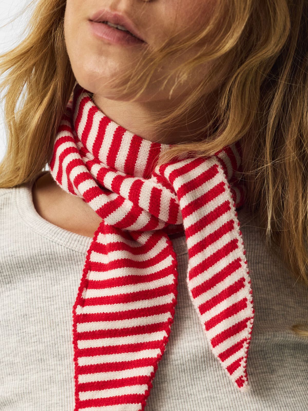 KOMMA TRIANGLE SCARF - RED / CLOUD DANCER - Dinvintageshop