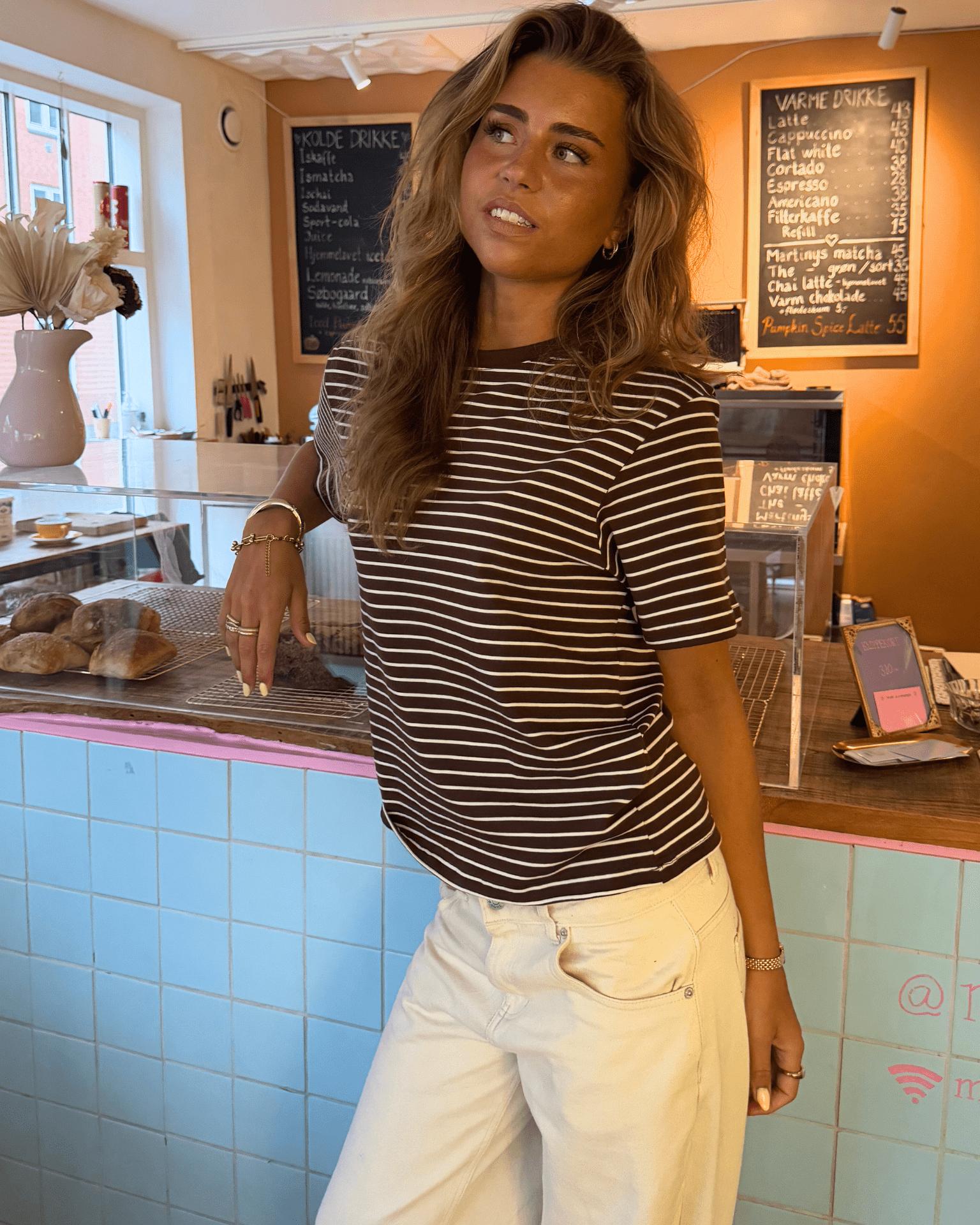LYKKE STRIPE TEE - BROWN/WHITE