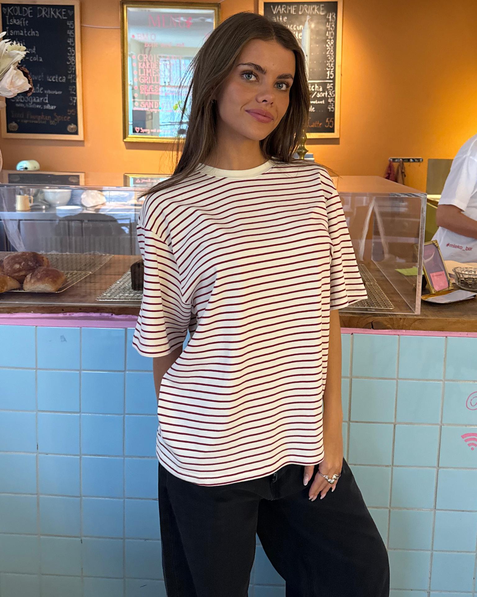 LYKKE STRIPE TEE - WHITE/WINE RED
