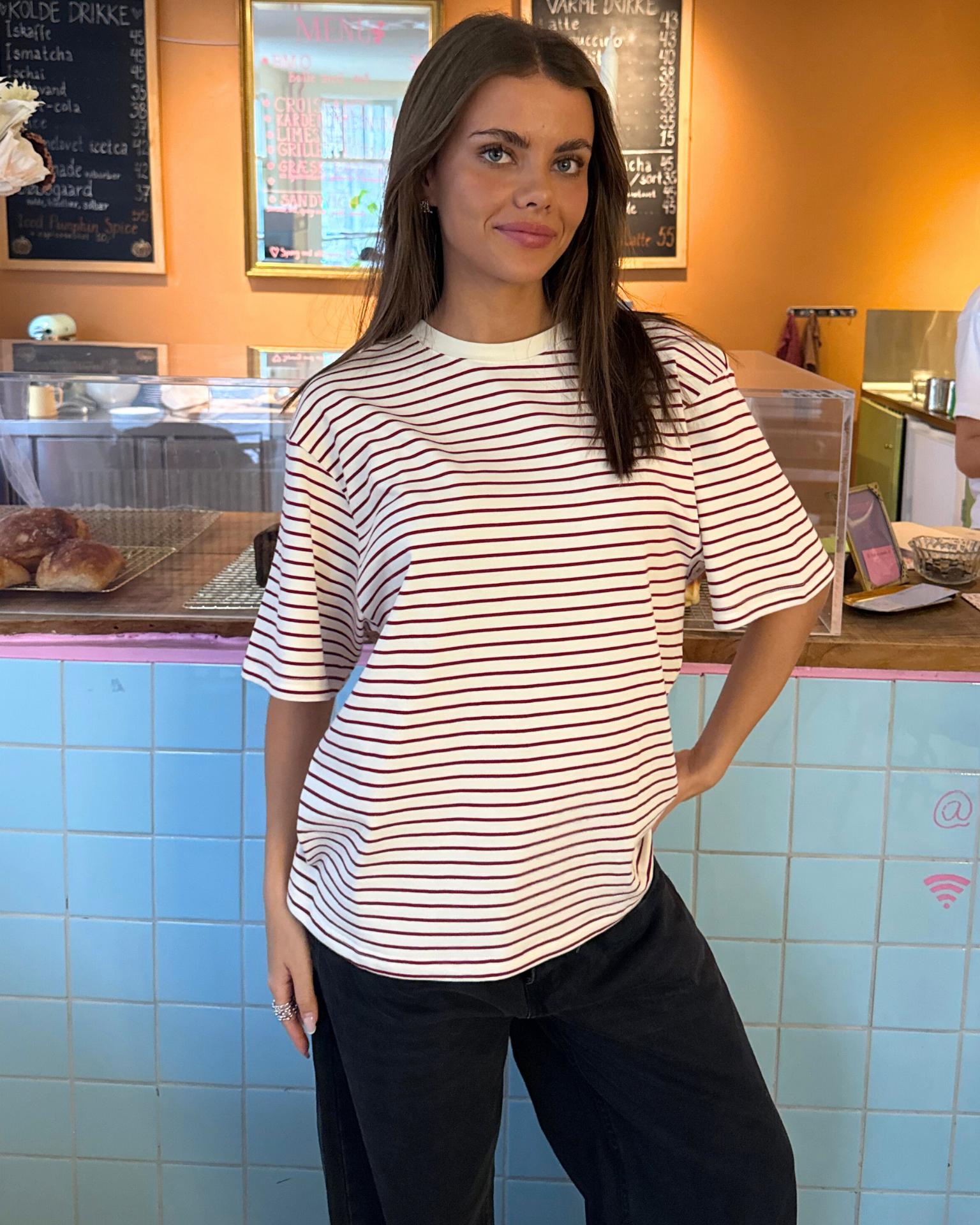 LYKKE STRIPE TEE - WHITE/WINE RED