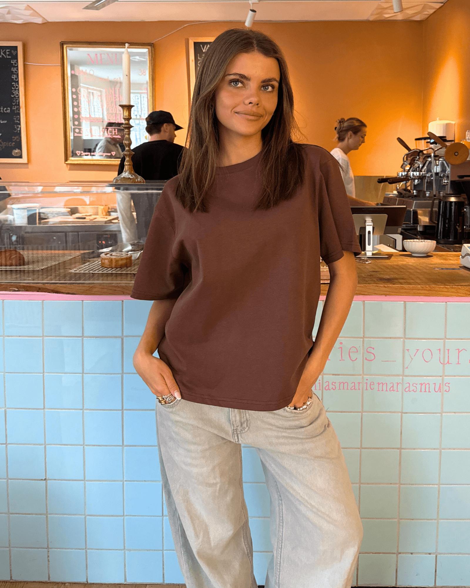 LYKKE TEE - BROWN