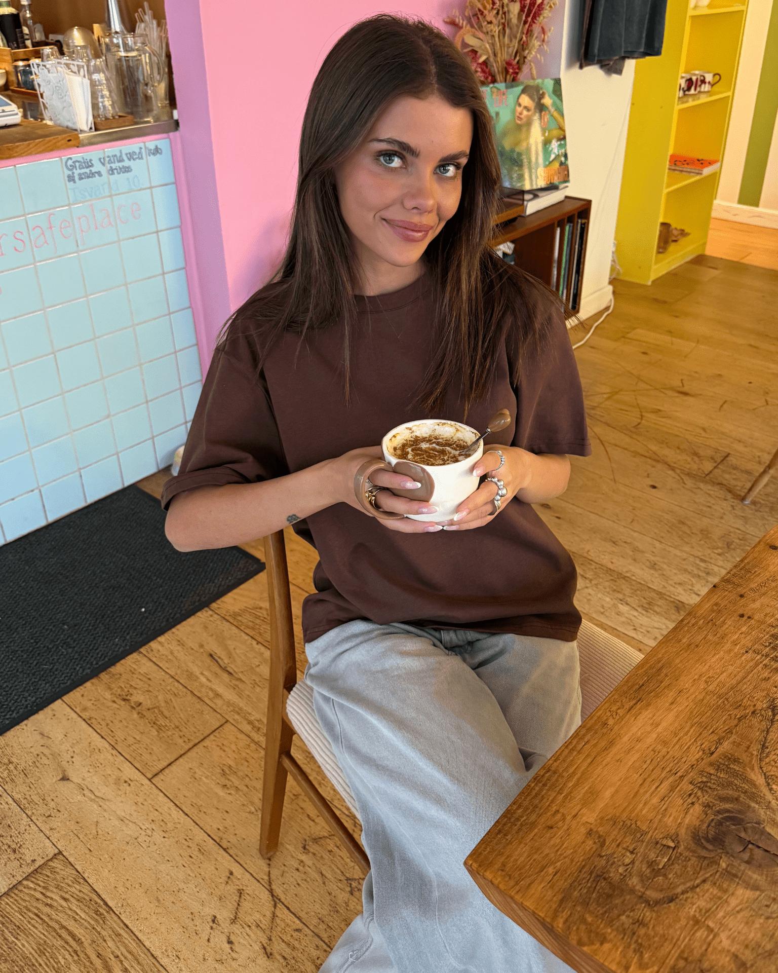 LYKKE TEE - BROWN