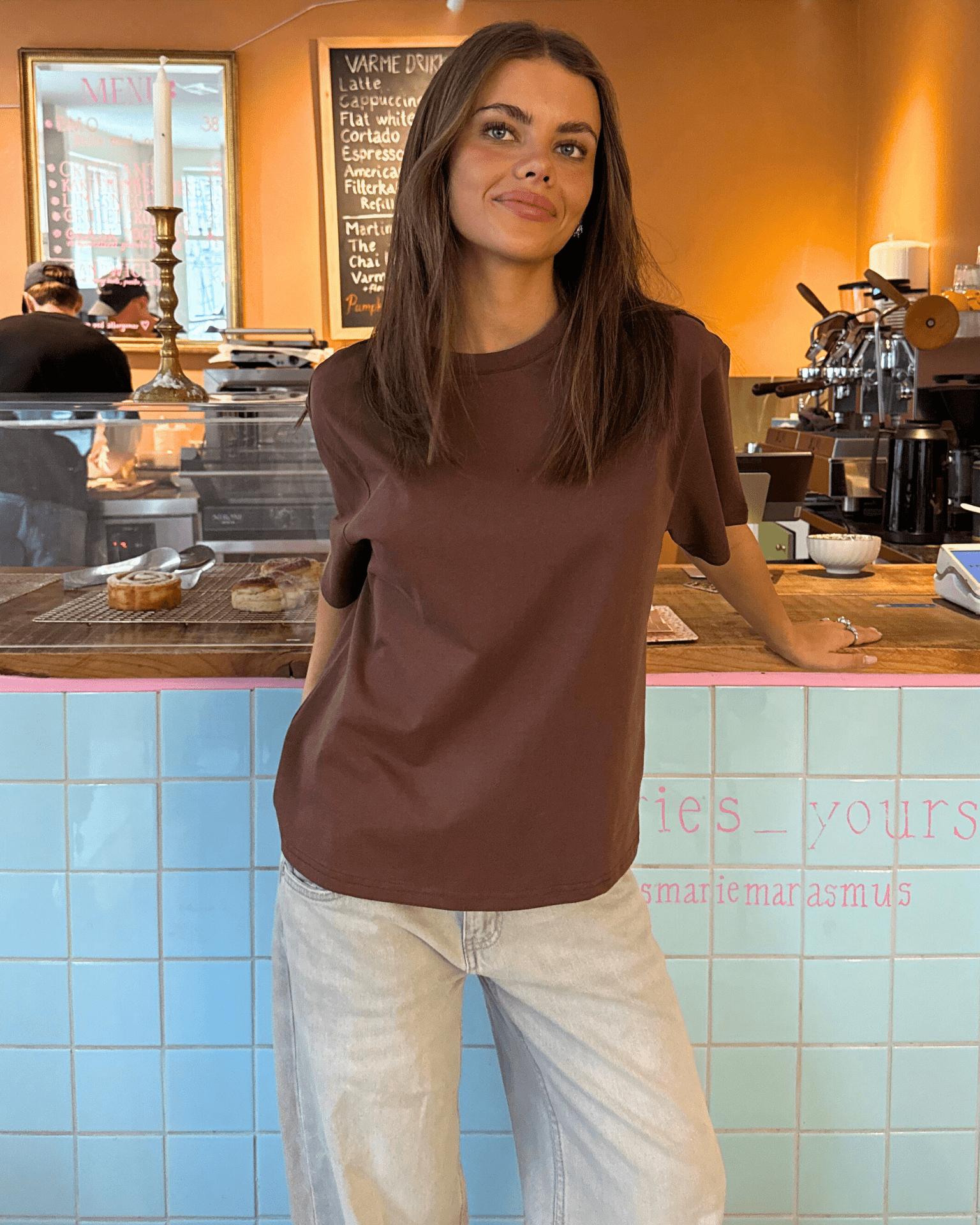 LYKKE TEE - BROWN