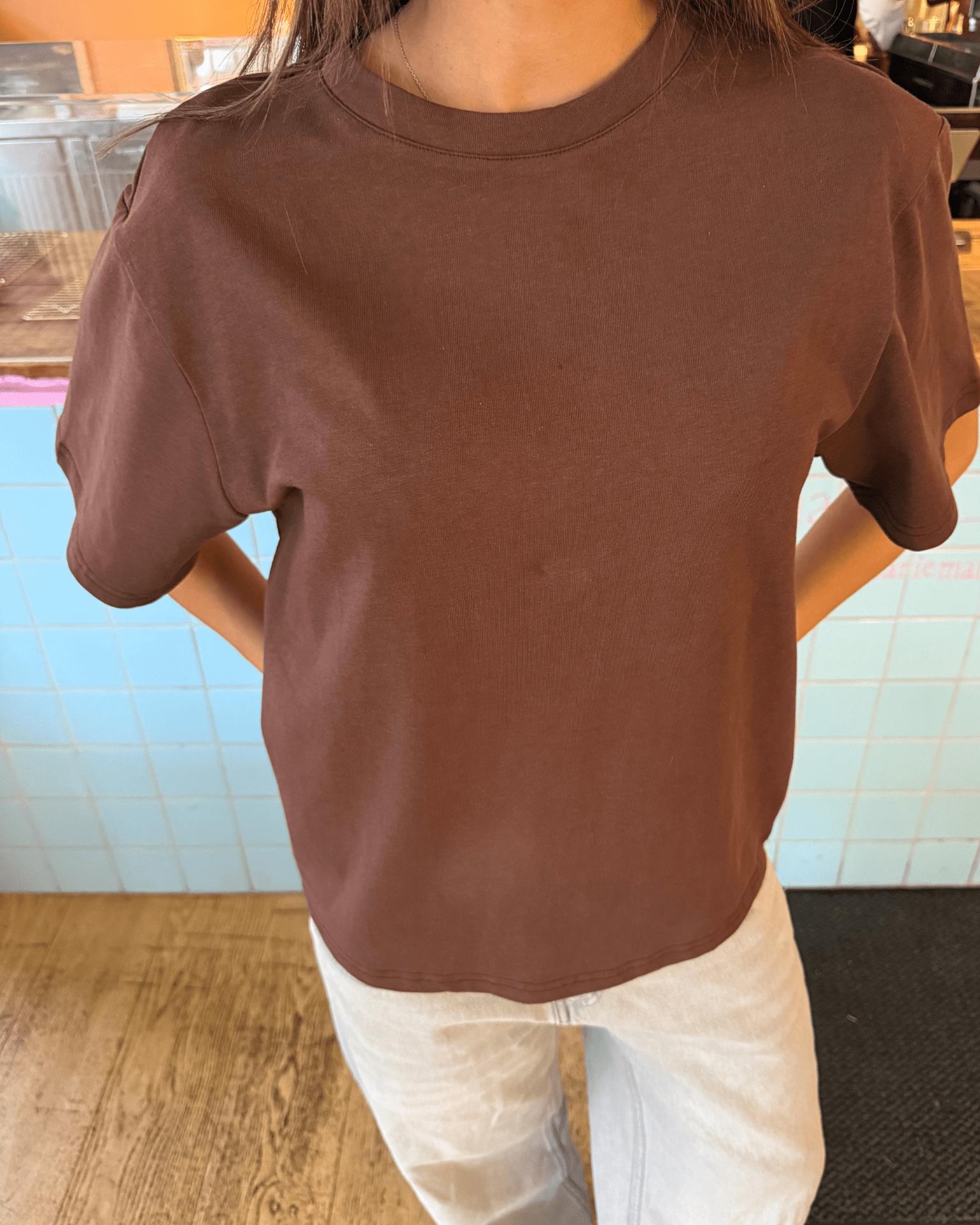 LYKKE TEE - BROWN