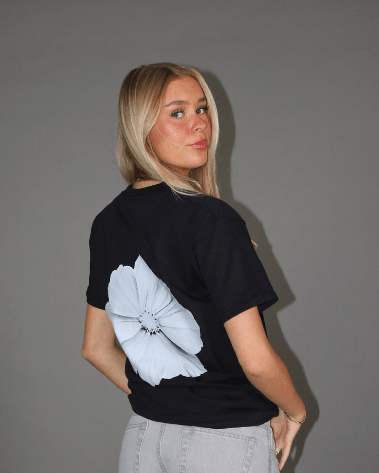 MONOCHROME FLOWER T - SHIRT (rygprint) - SORT - Dinvintageshop