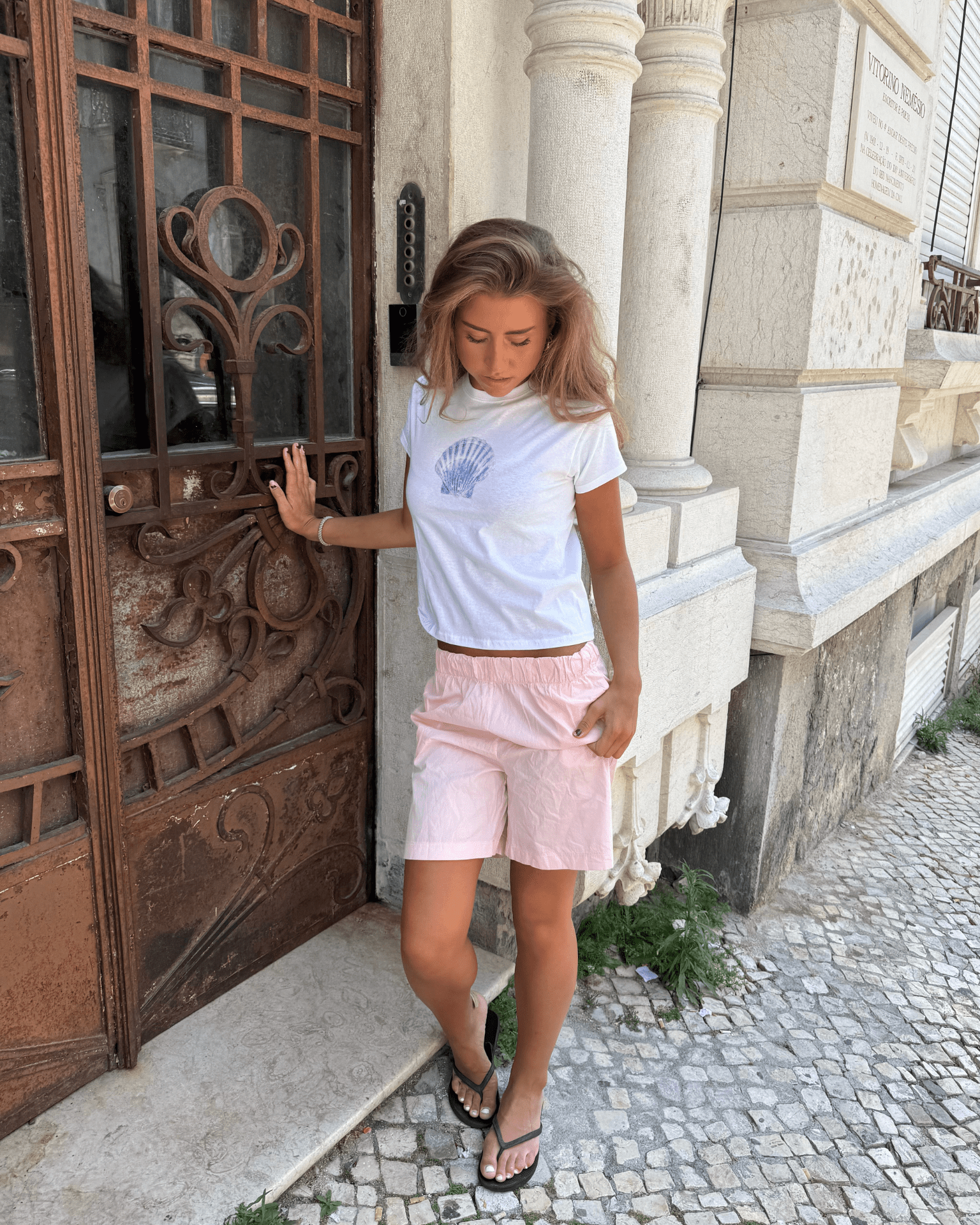 SHELLY (blå) BABY TEE - HVID - Dinvintageshop