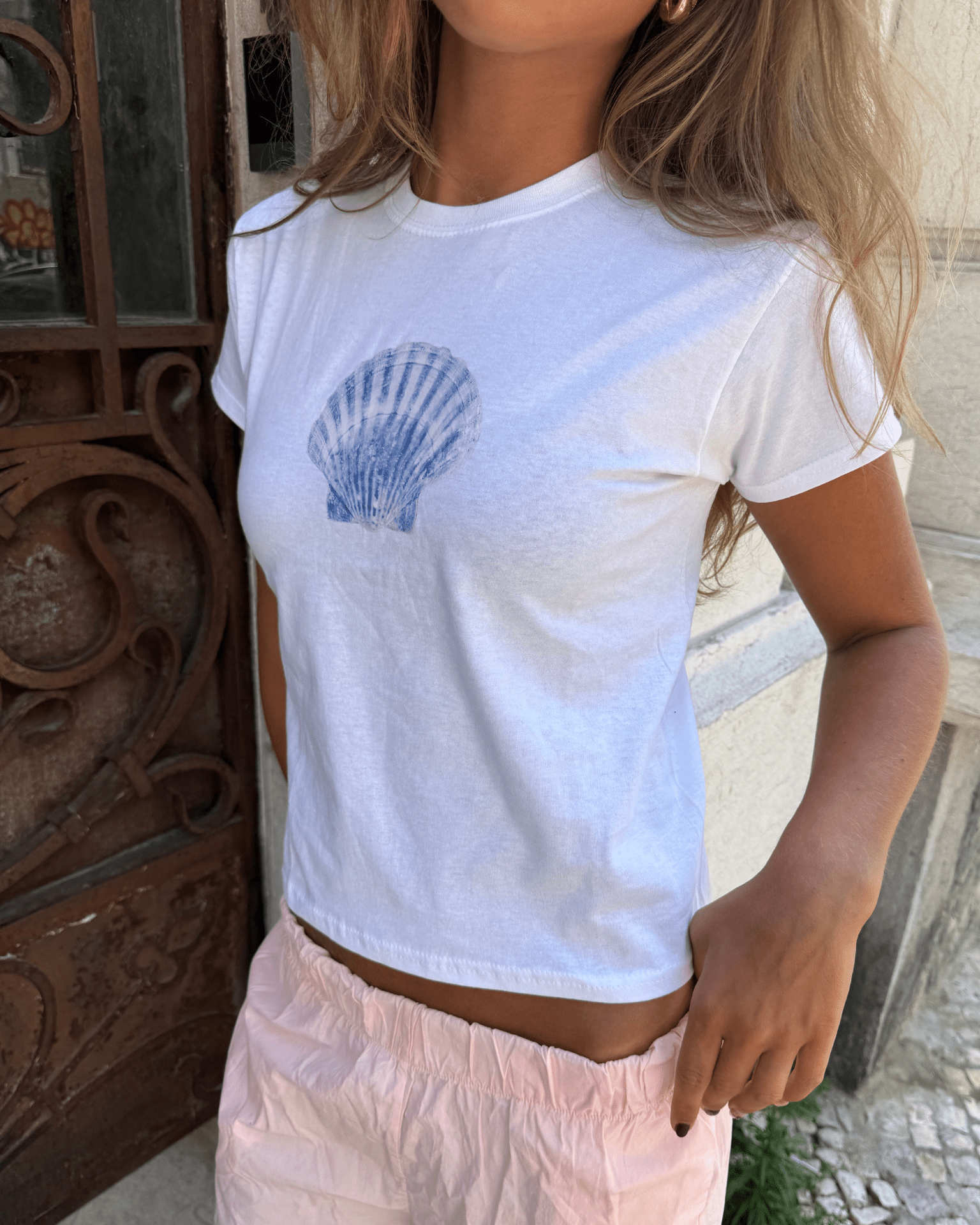 SHELLY (blå) BABY TEE - HVID - Dinvintageshop