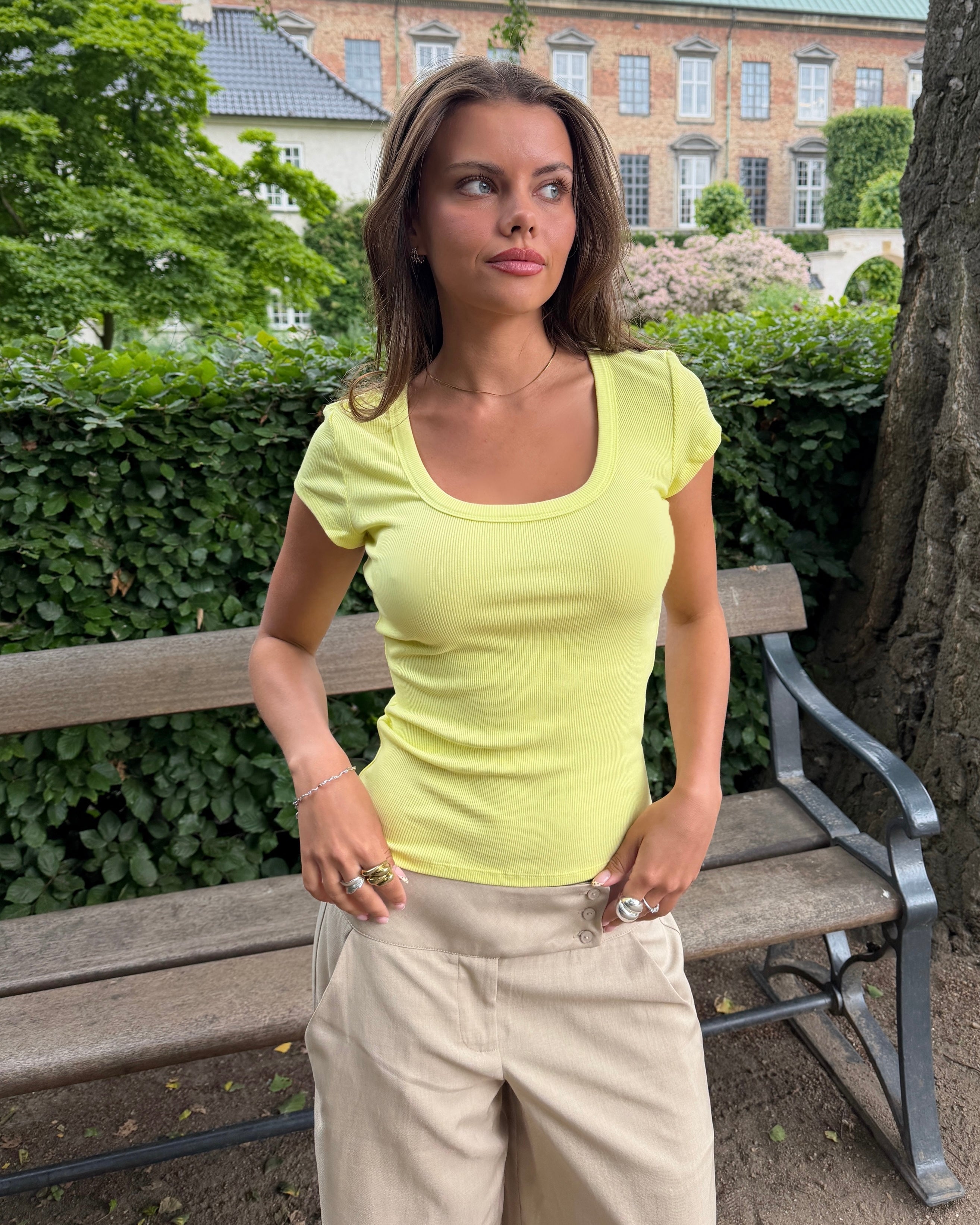 THEA KORTÆRMET T-SHIRT - BUTTER YELLOW - Dinvintageshop