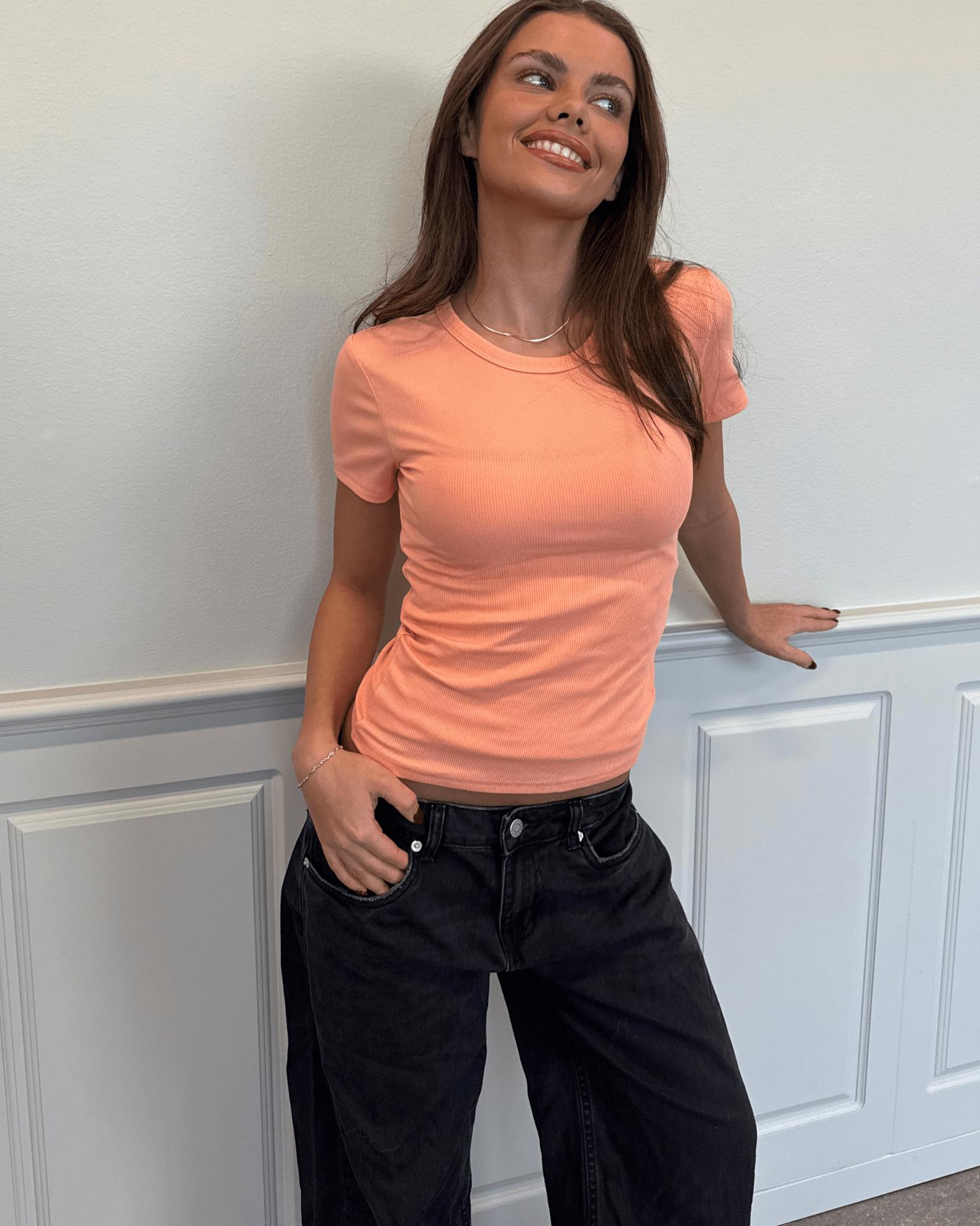 TILDE KORTÆRMET T-SHIRT - CORAL
