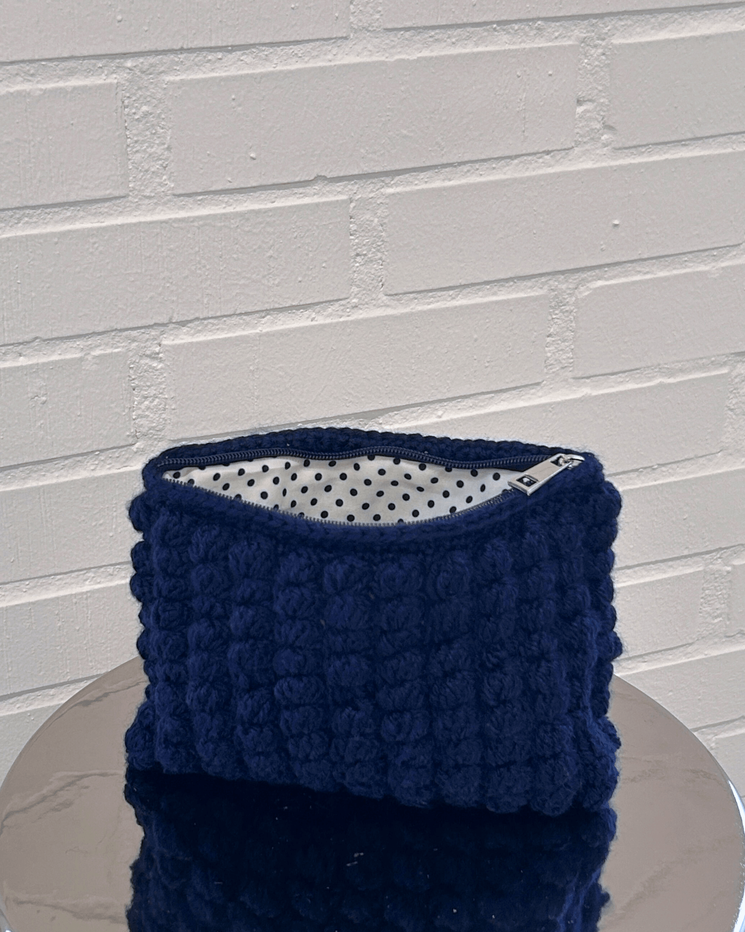 Hæklet navyblå clutch med prikket foer og lynlås fra Din Vintage Shop
