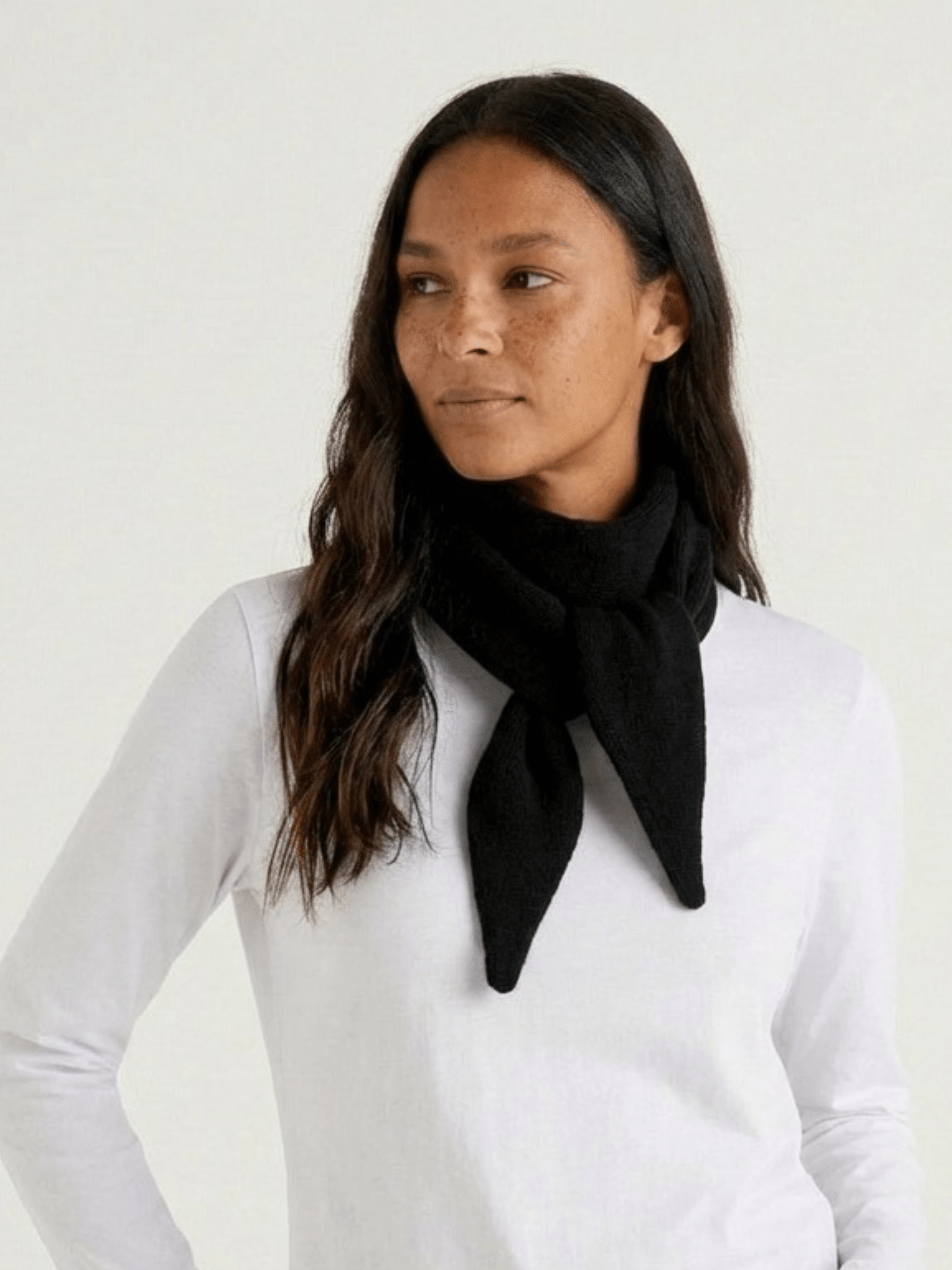 KOMMA TRIANGLE SCARF - BLACK
