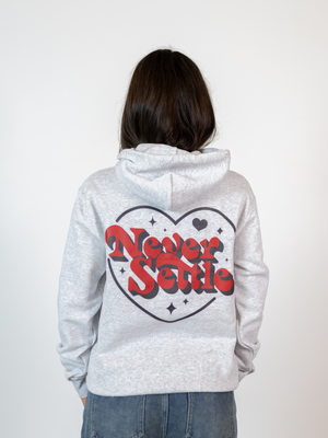 NEVER SETTLE HOODIE (rygprint) - GRÅ