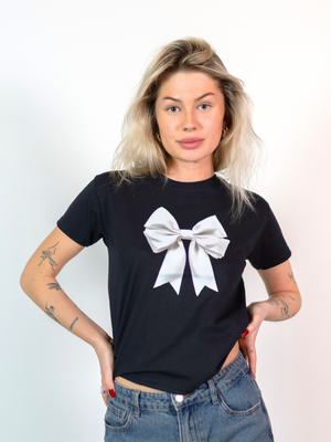 SATIN BOW (HVID), BABY TEE - SORT