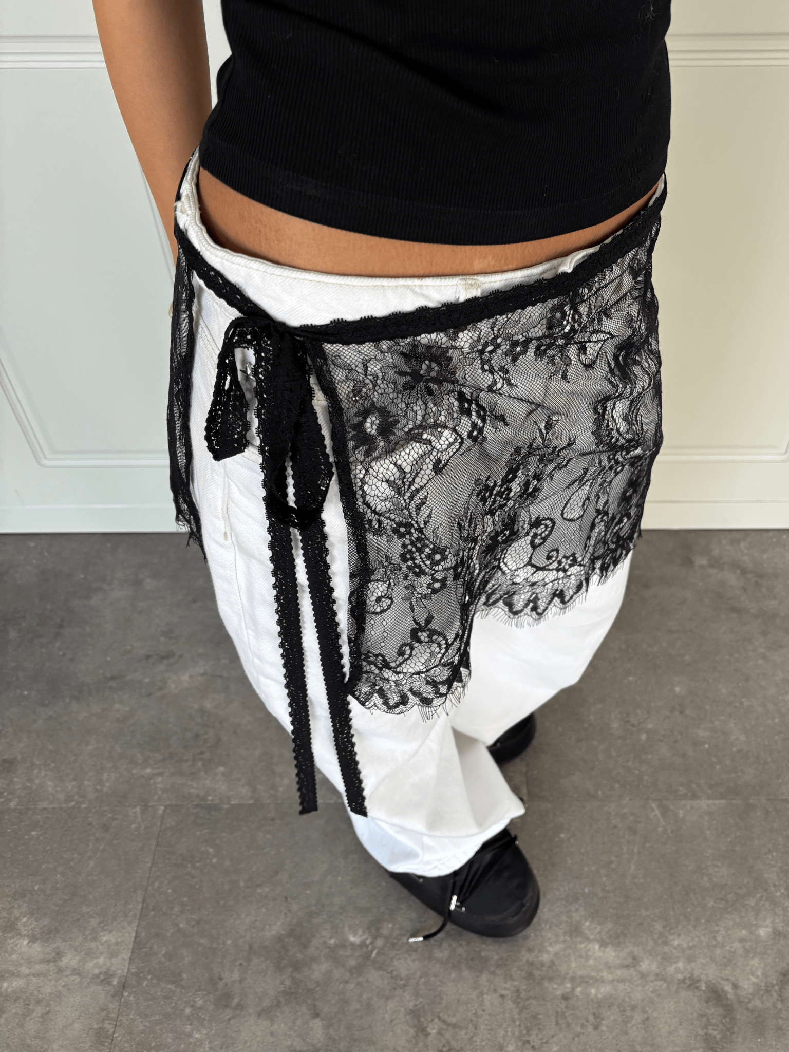 LACE MINI SKIRT - BLACK