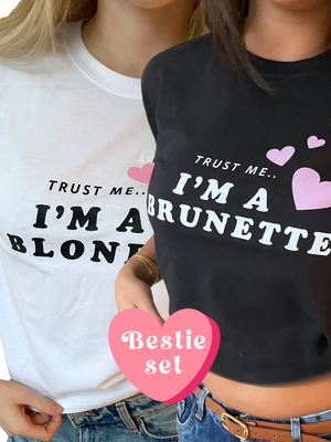 TRUST ME - BLONDE, BABY TEE - HVID