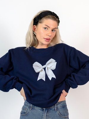 SATIN BOW (hvid) SWEATSHIRT - NAVY