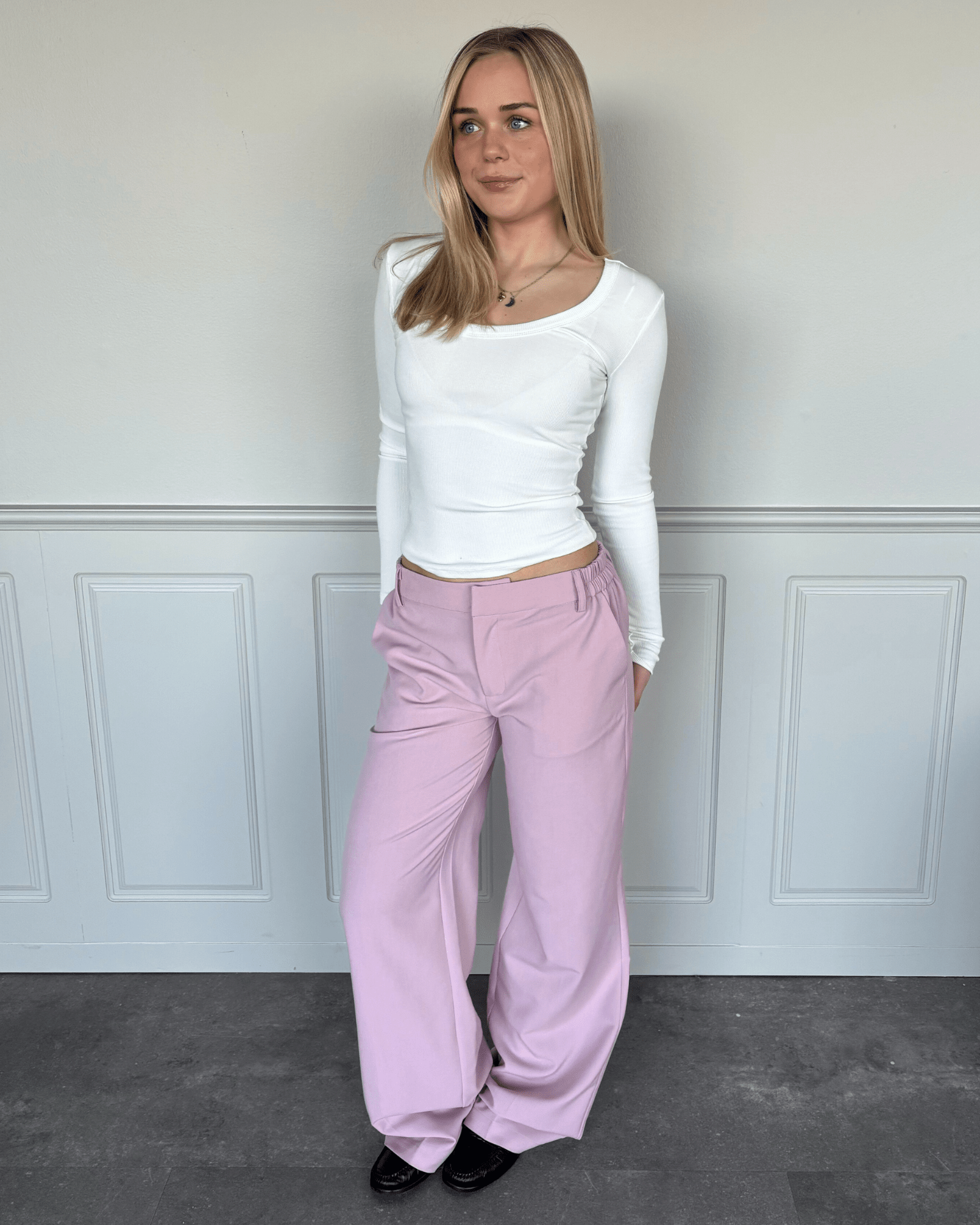 Lyserøde Bella suit pants med low waist og hvid langærmet bluse