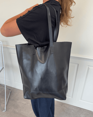Sort Pieces Anilla shopper taske i imiteret læder båret over skulderen