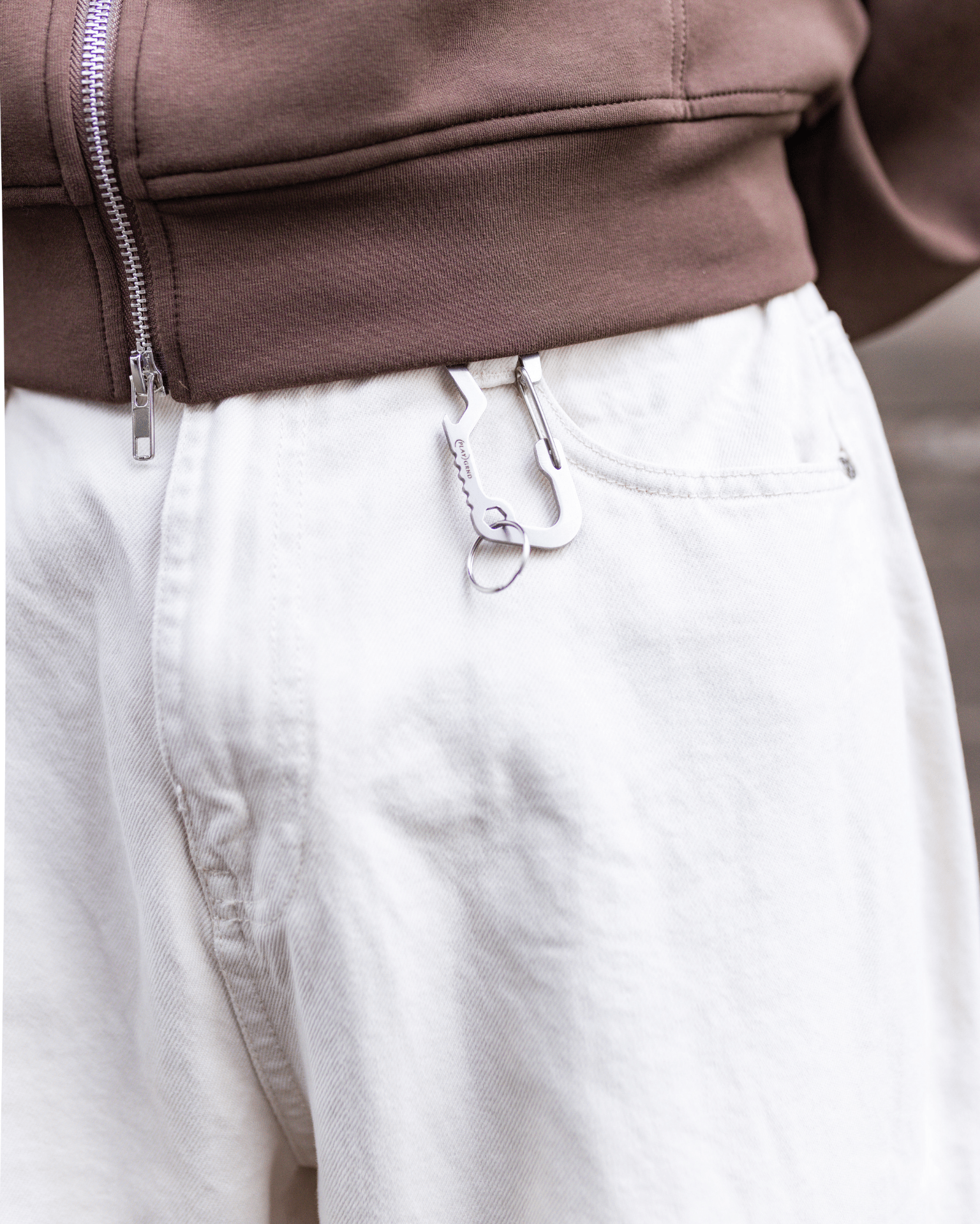 Nærbillede af Tyler baggy jeans i off white med metalklips i bæltestroppen