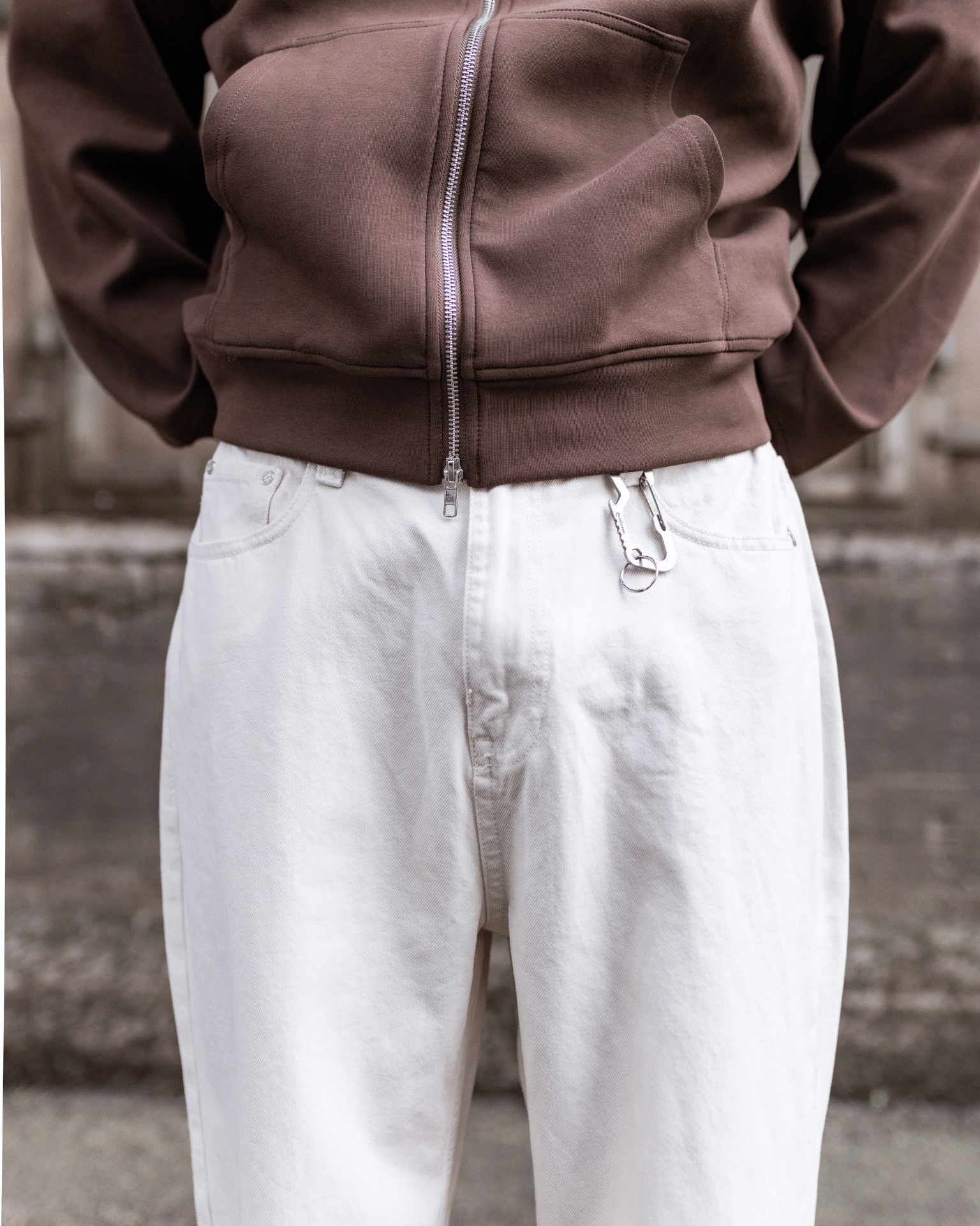 Off white baggy jeans i bomuld med lav talje og metalklips i bæltestroppen