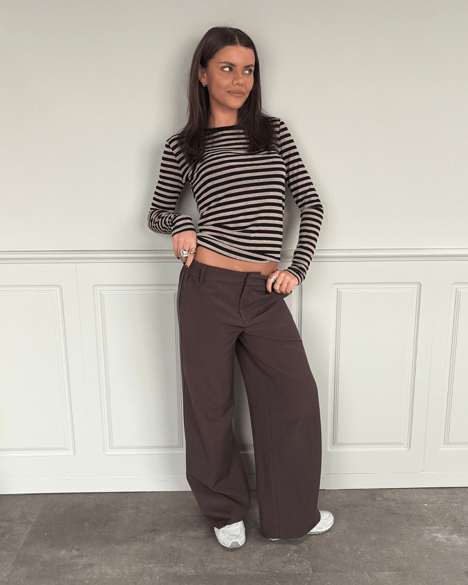 Brune Bella low waist suit pants med lige ben, stylet med en stribet bluse