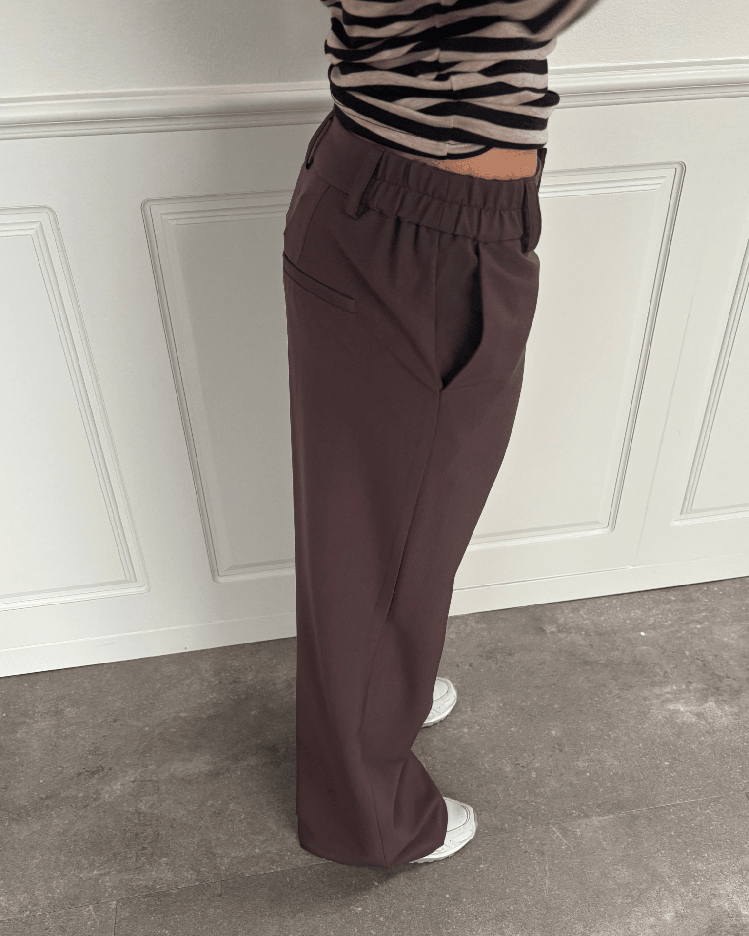 Brune Bella low waist suit pants med elastik i taljen og lige ben