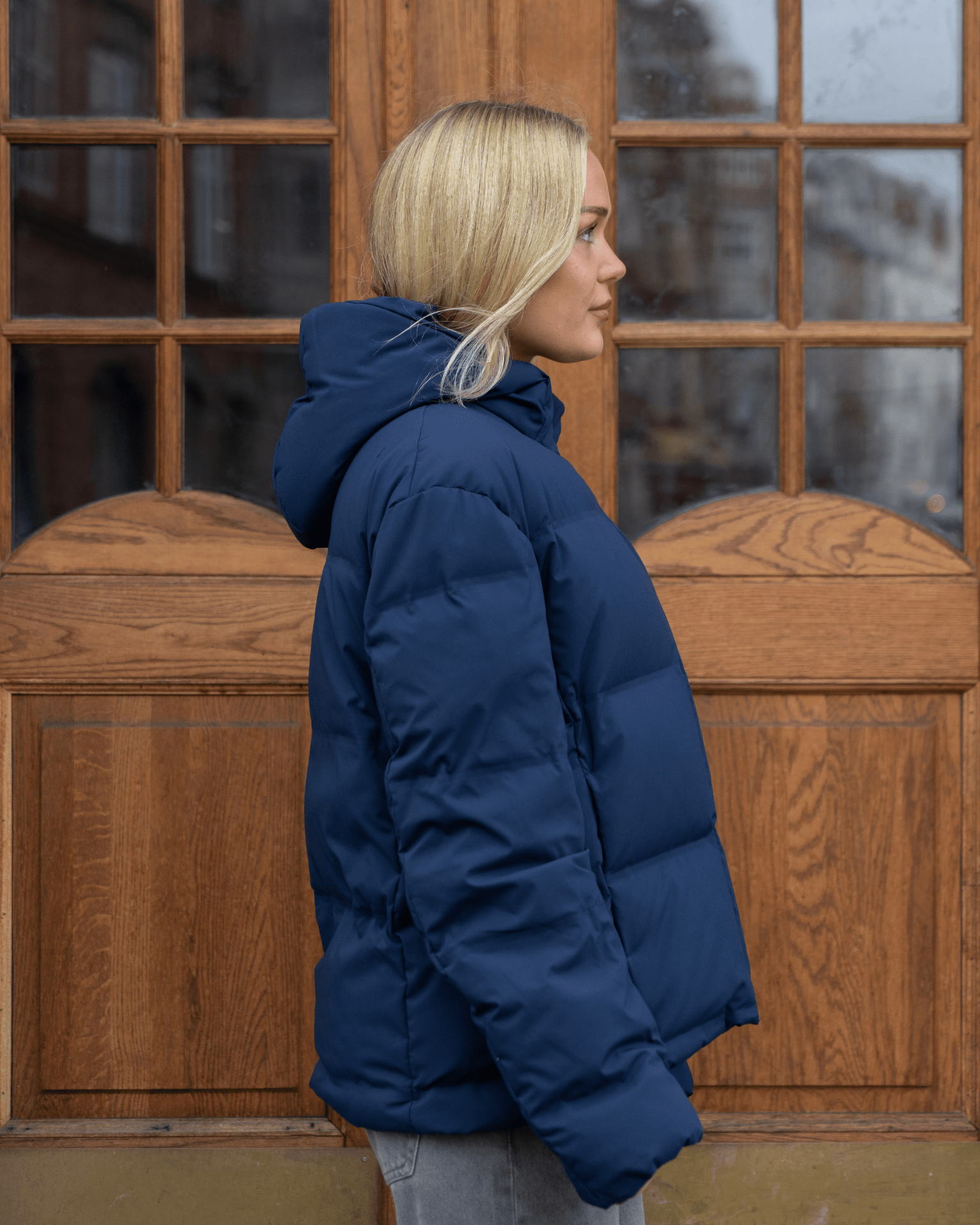Navyblå Isa puffer dynejakke med stor hætte set fra siden